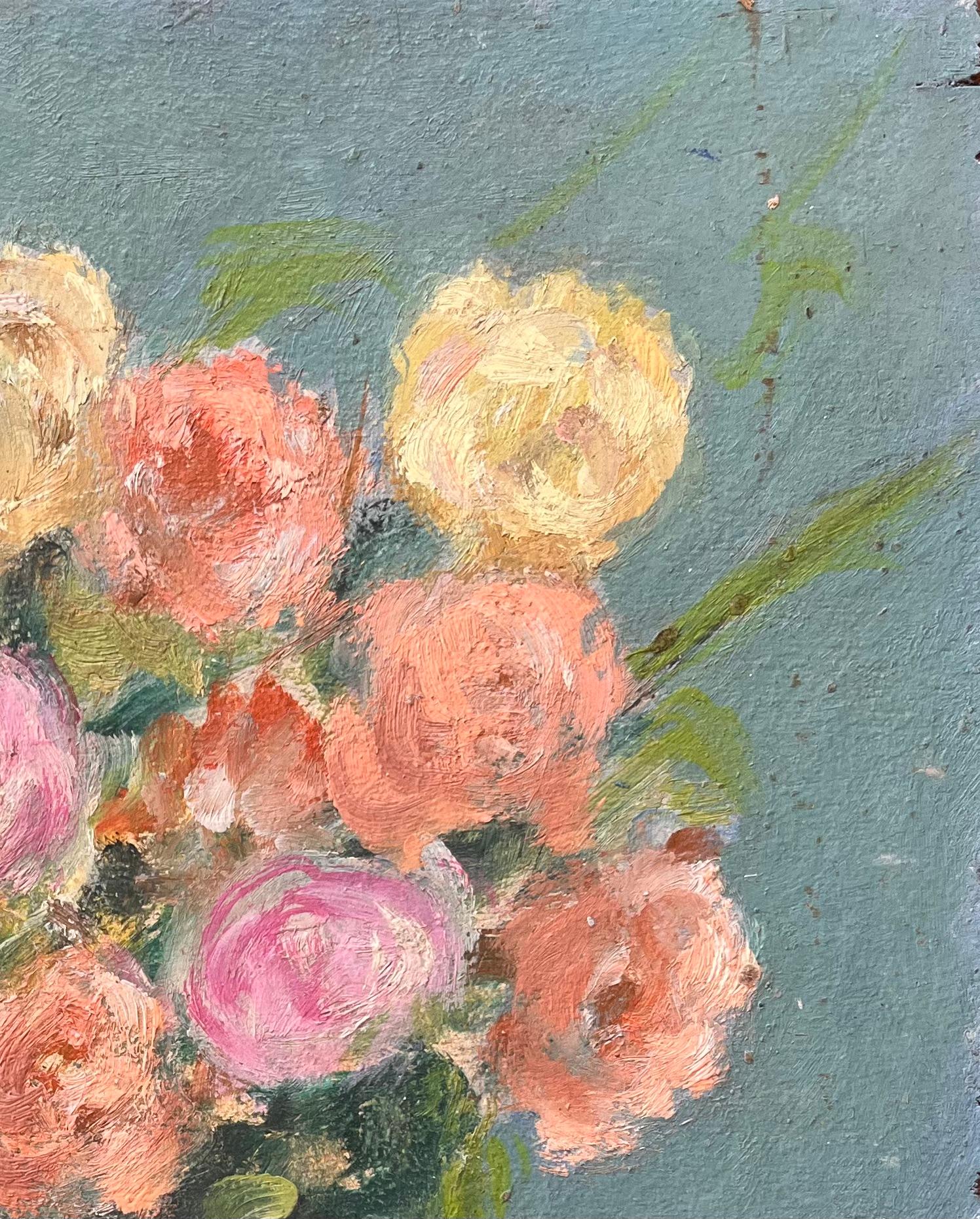 Französisches impressionistisches Stillleben mit rosa und pfirsichfarbenen Rosen in blauer Vase (Grau), Abstract Painting, von F. Le Lay