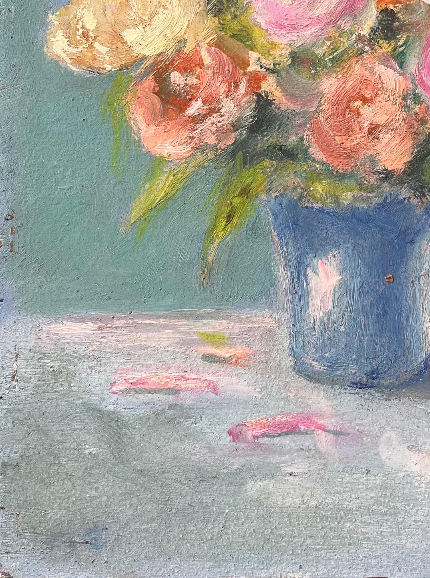 Titel: Französischer Impressionismus - Stillleben mit rosa und pfirsichfarbenen Rosen in blauer Vase
Von F. Le Lay
Größe: 10,75 x 8,75 Zoll (Höhe x Breite)
Ölgemälde auf Karton, ungerahmt
Zustand: Das Gemälde ist in gutem Zustand mit