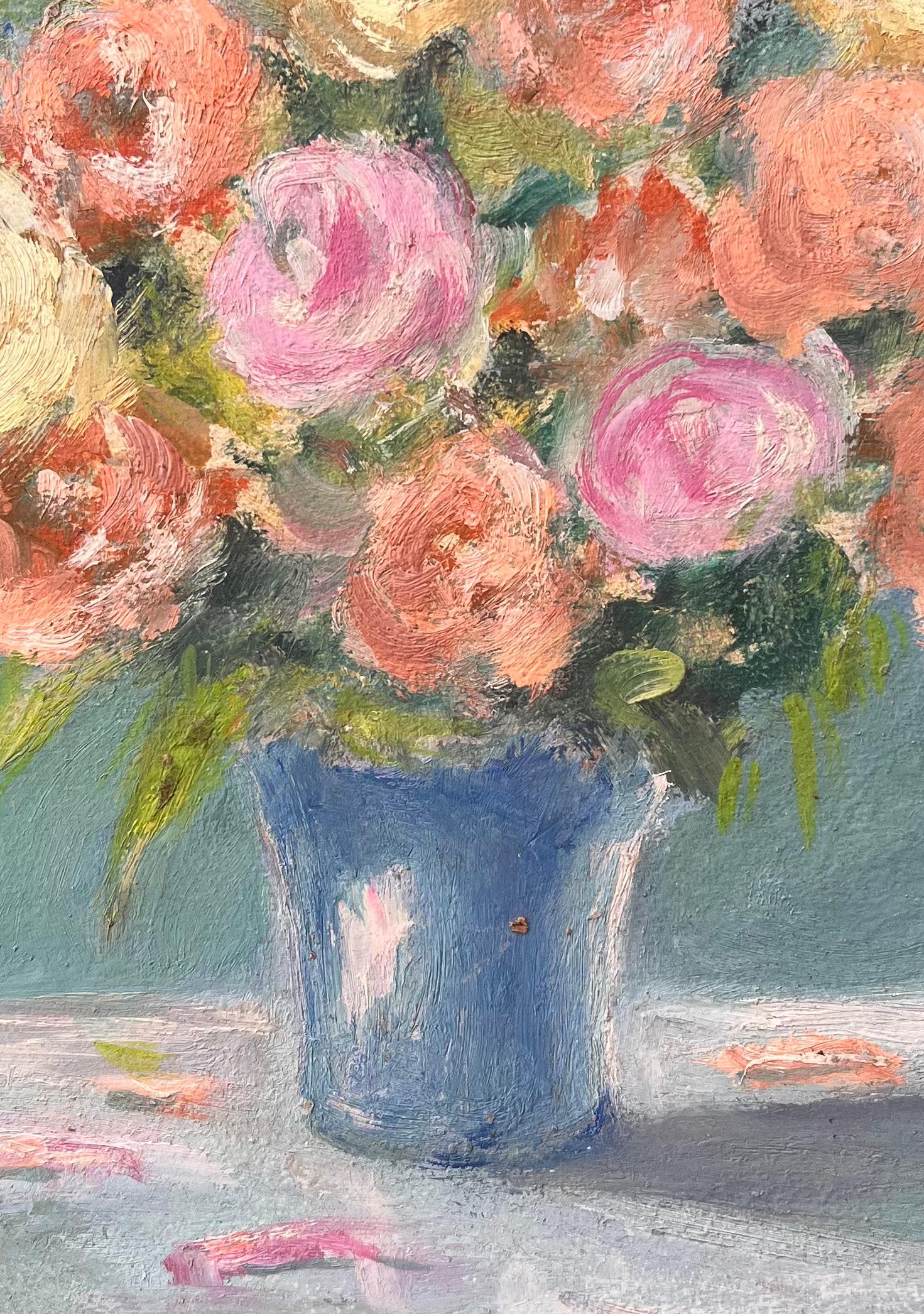 Französisches impressionistisches Stillleben mit rosa und pfirsichfarbenen Rosen in blauer Vase im Angebot 2