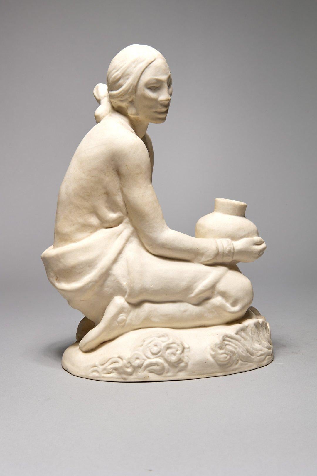 Cowan Pottery Keramische Skulptur eines amerikanischen Ureinwohners aus dem frühen 20. (Grau), Figurative Sculpture, von F. Luis Mora
