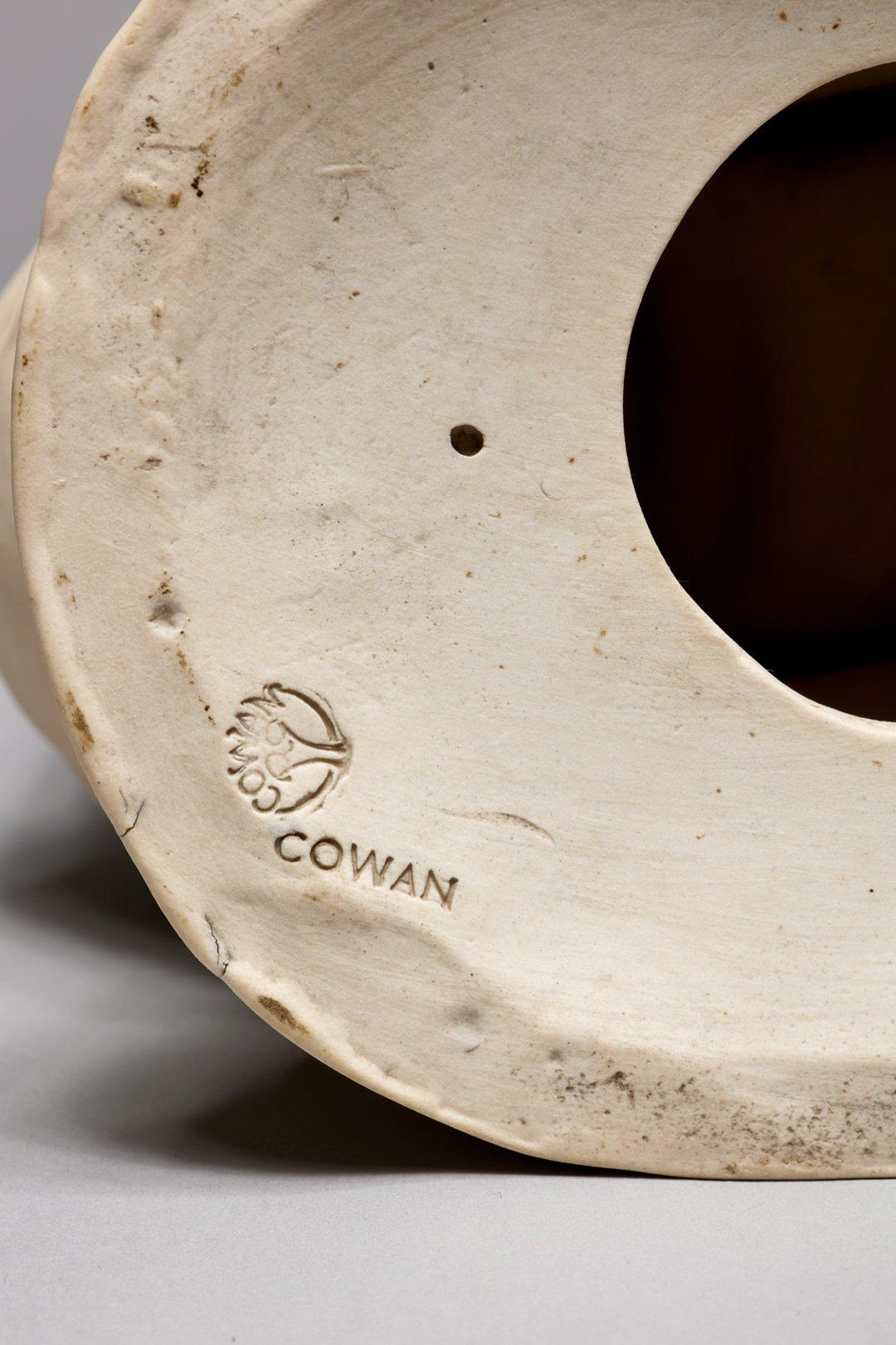 Cowan Pottery Keramische Skulptur eines amerikanischen Ureinwohners aus dem frühen 20. im Angebot 1