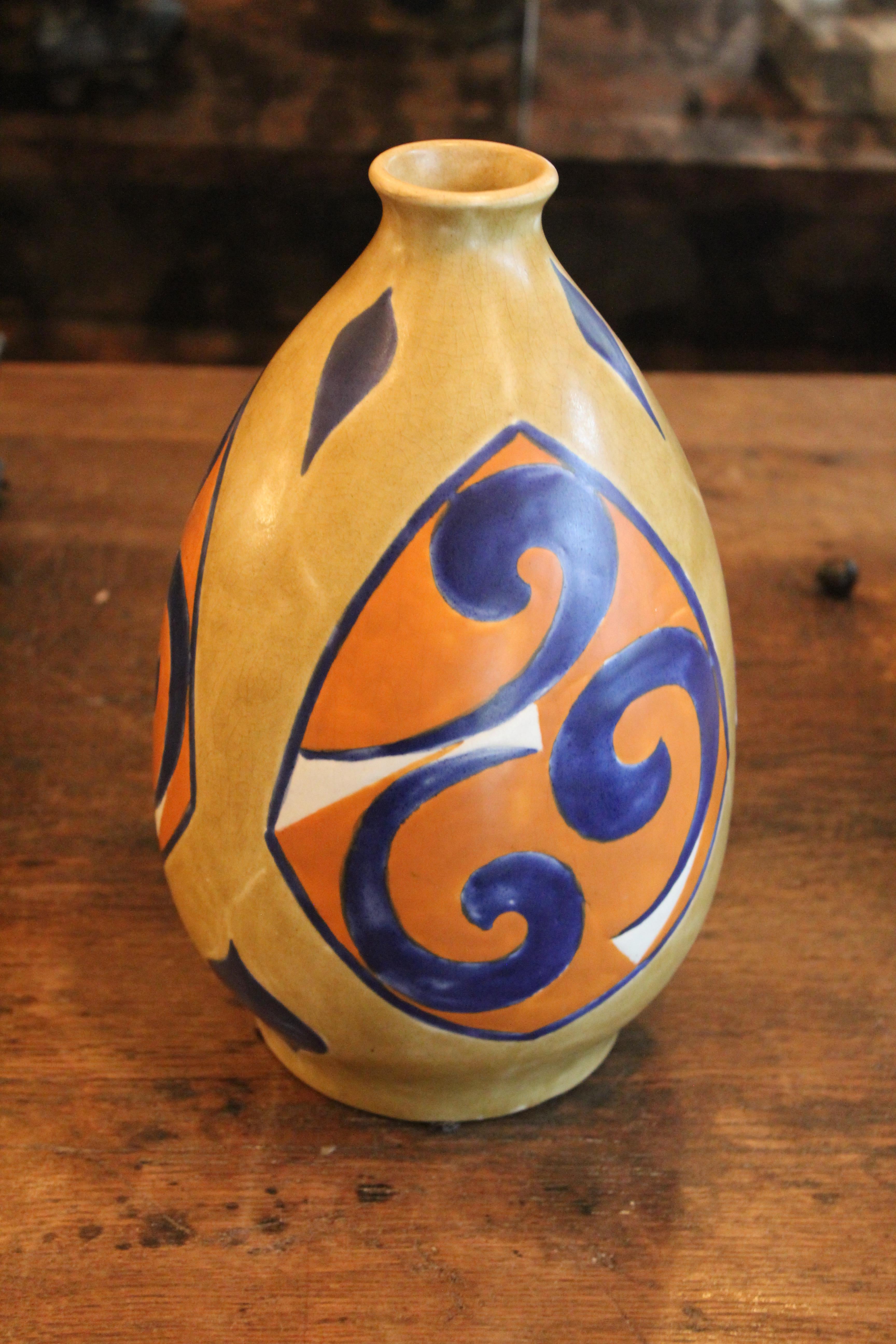 F. Moreau Art Deco Belgique vase en poterie
Vase fantaisiste en poterie belge Art déco de F. Moreau. Il est dans le style du Cateau de Boche Frere. Les couleurs sont riches et lavées dans un style peint à la main. 10,25