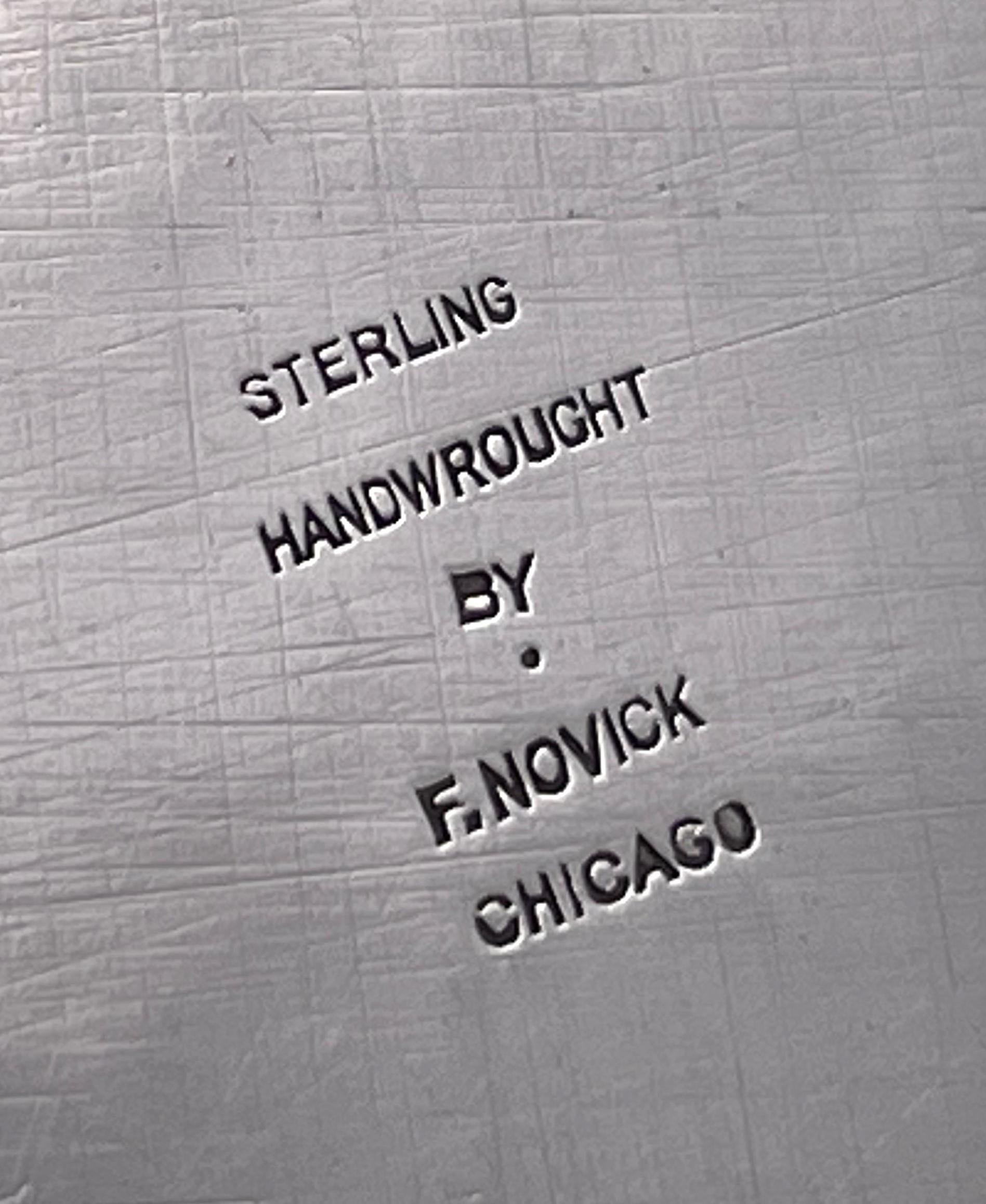 F. Novick Chicago Arts & Crafts Jarra martillada de plata de ley sobre bandeja en venta 4