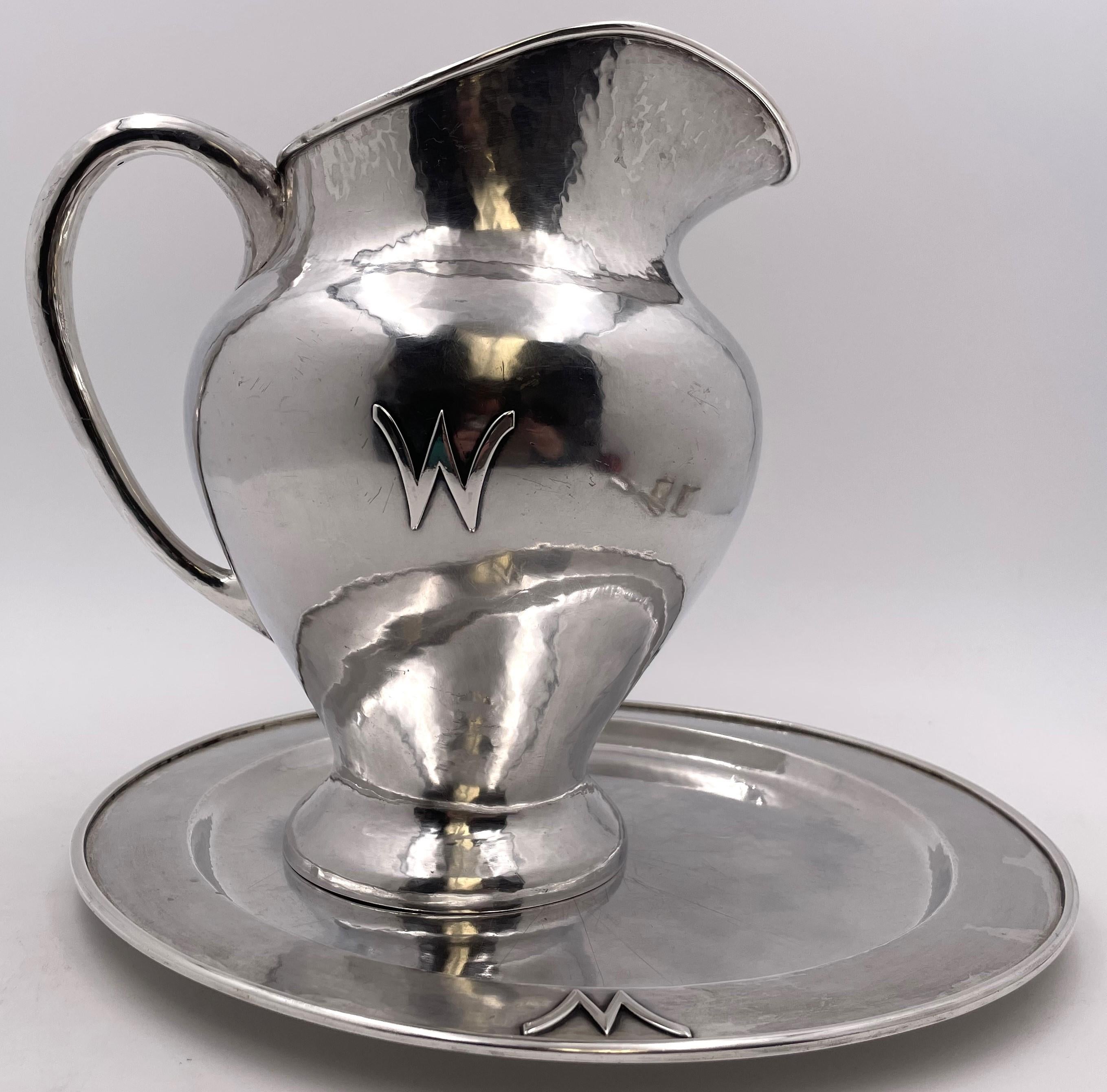Falick Novick, jarra de plata de ley forjada a mano (martillada a mano) sobre bandeja a juego, de estilo Arts & Crafts de Chicago, con un elegante diseño geométrico, de principios del siglo XX. La jarra mide 9 3/4'' de altura por 9 1/2'' del asa al