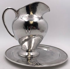 F. Novick Chicago Arts & Crafts Brocca in argento martellato su vassoio