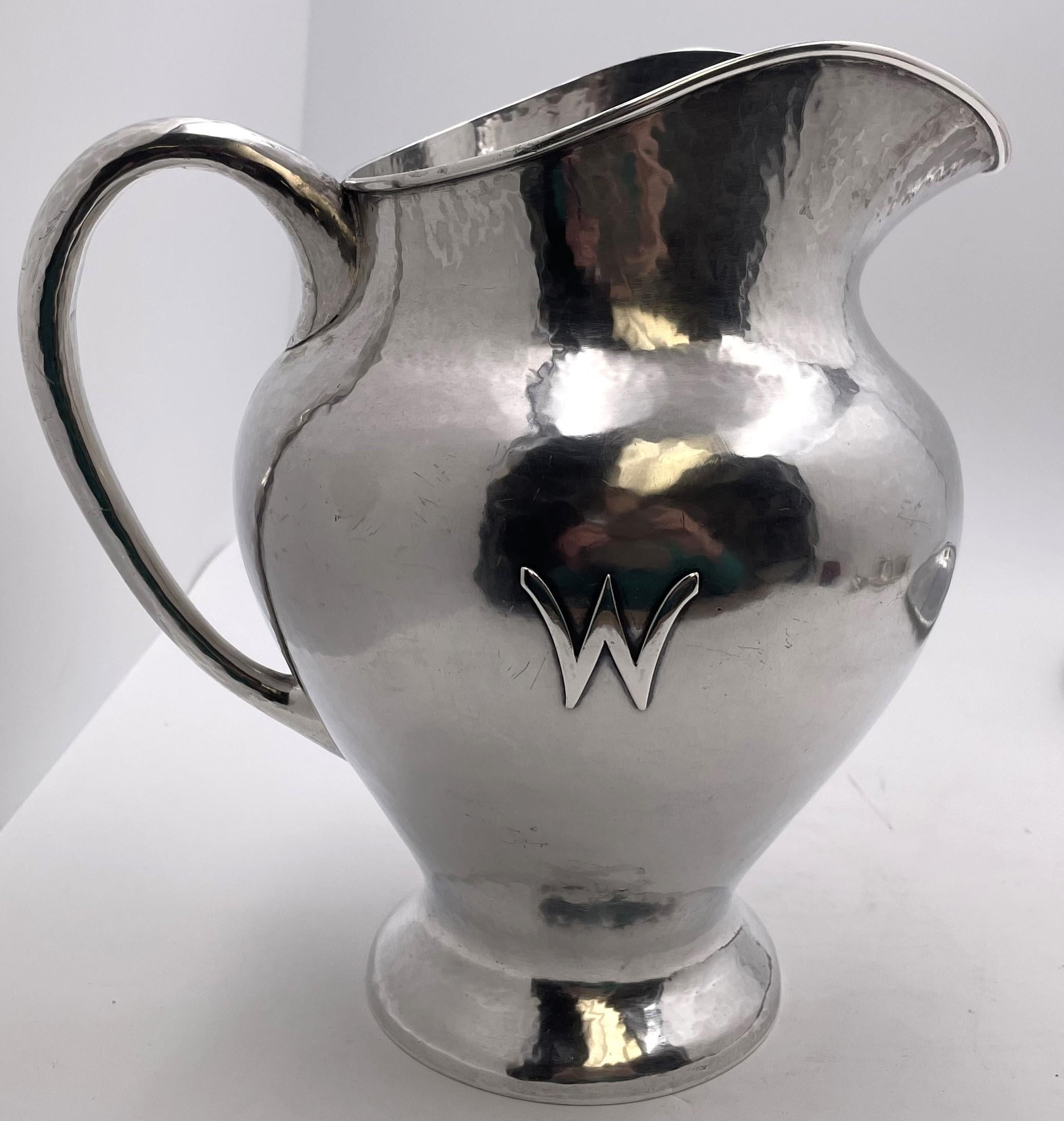 F. Novick Chicago Arts & Crafts Jarra martillada de plata de ley sobre bandeja Artes y manualidades en venta