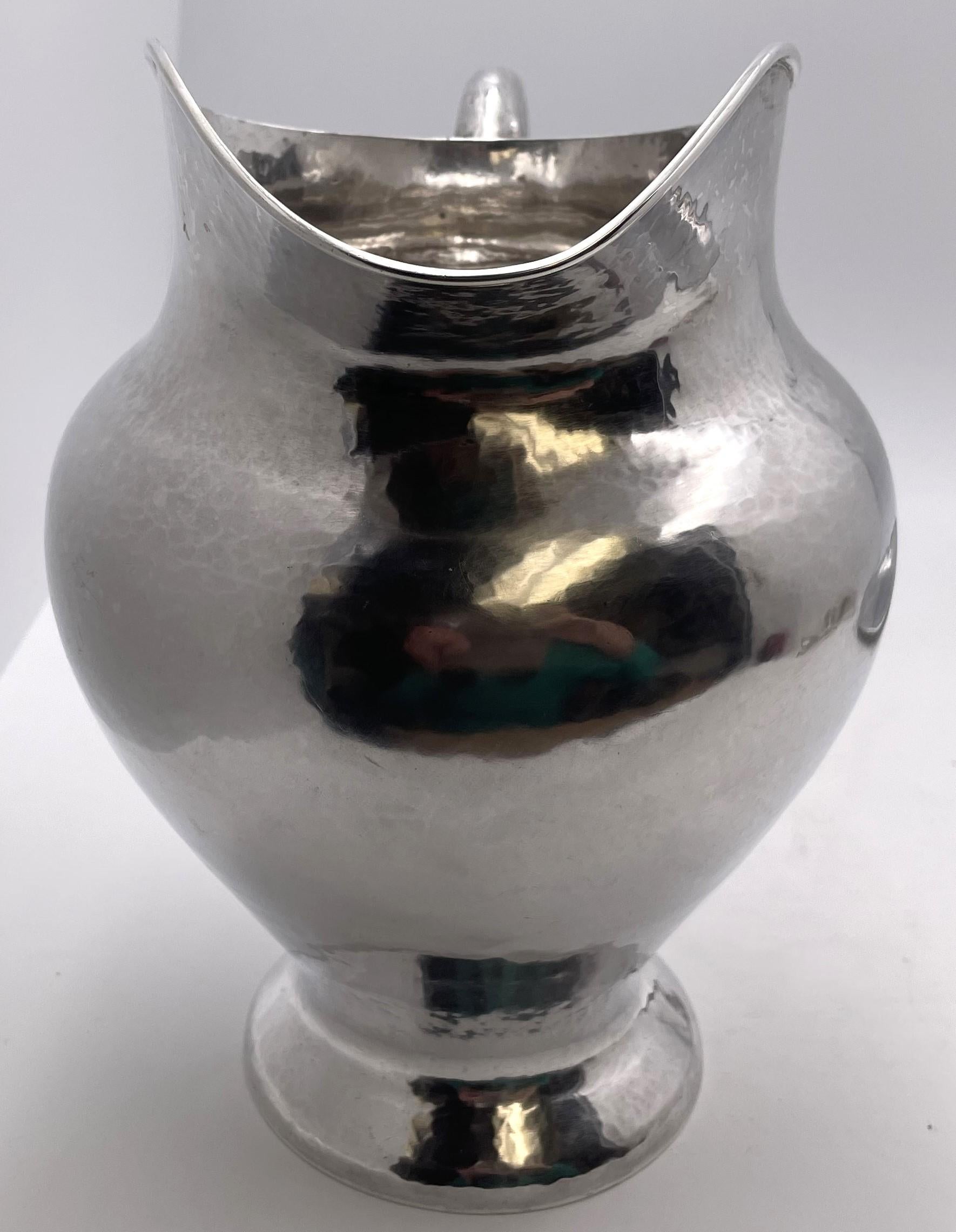 F. Novick Chicago Arts & Crafts Jarra martillada de plata de ley sobre bandeja Estadounidense en venta