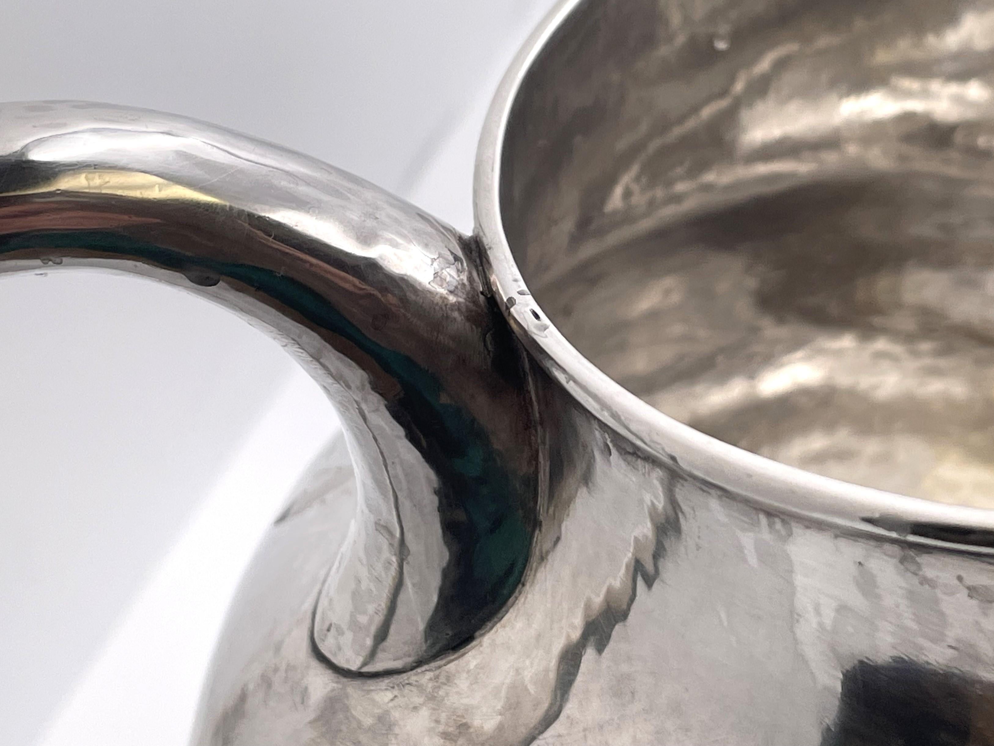 F. Novick Chicago Arts & Crafts Jarra martillada de plata de ley sobre bandeja Silver en venta