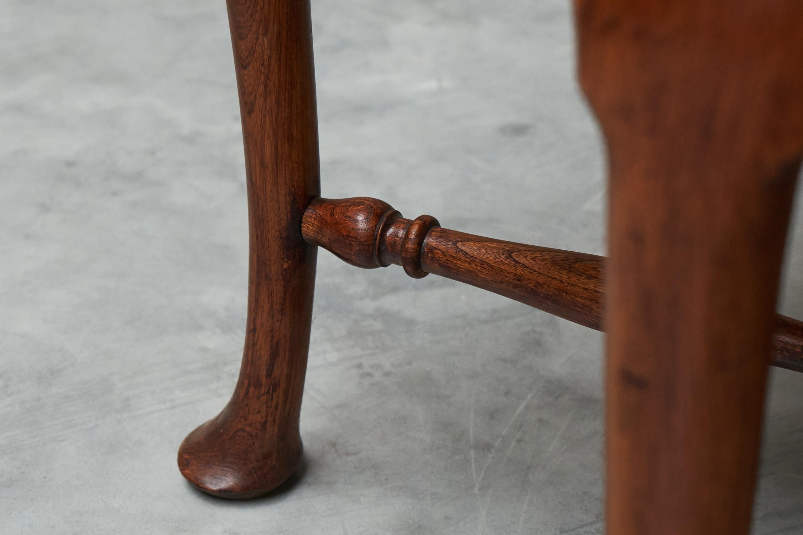 F. Parker & Sons Table basse festonnée en chêne massif sculpté Début du 20e siècle en vente 2