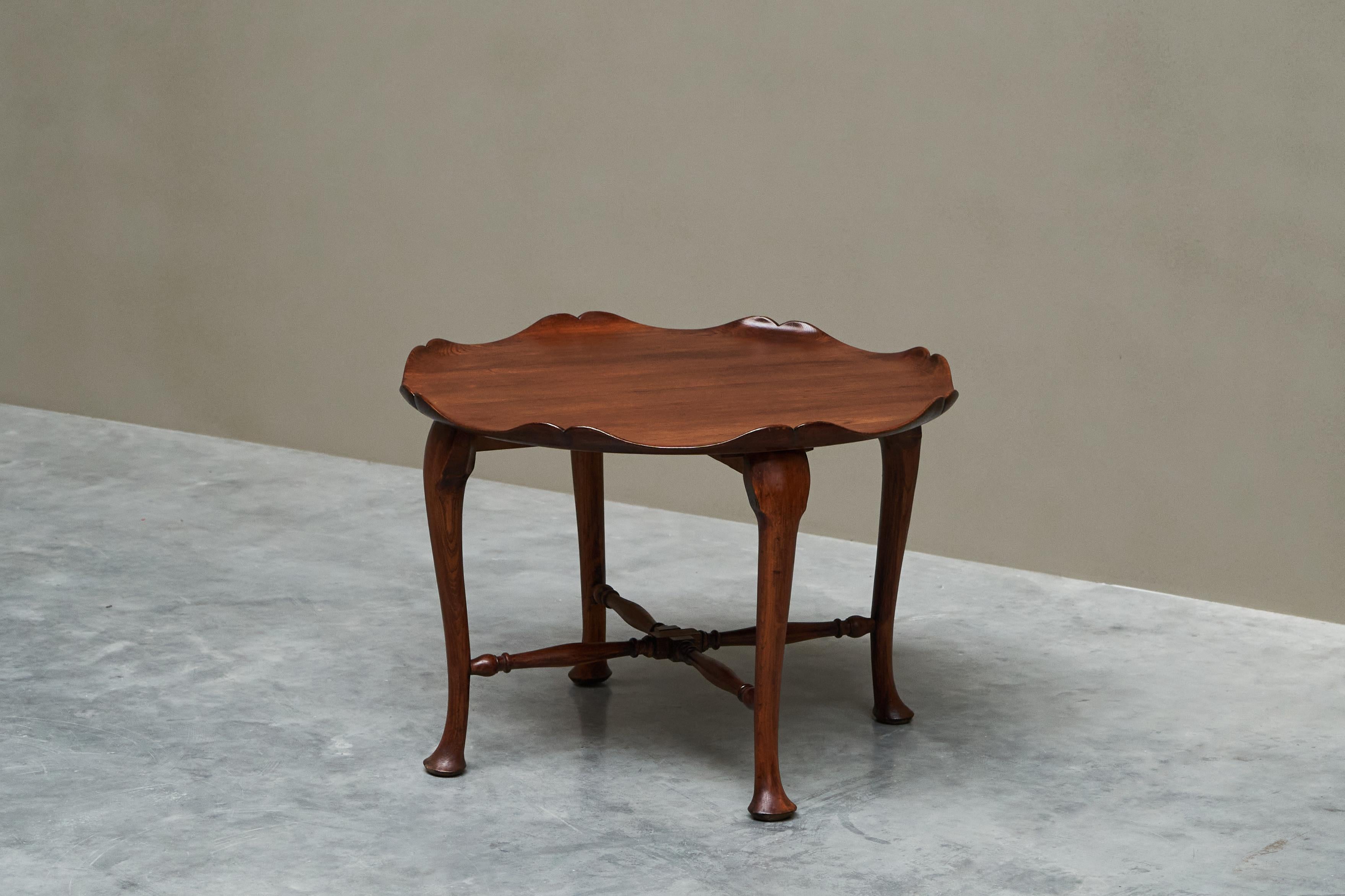 Table d'appoint festonnée en chêne massif sculpté de Frederick Parker & Sons, Royaume-Uni, début du XXe siècle.

Il s'agit d'une remarquable table d'appoint ou table basse en chêne massif avec un plateau en chêne massif festonné et enroulé, très