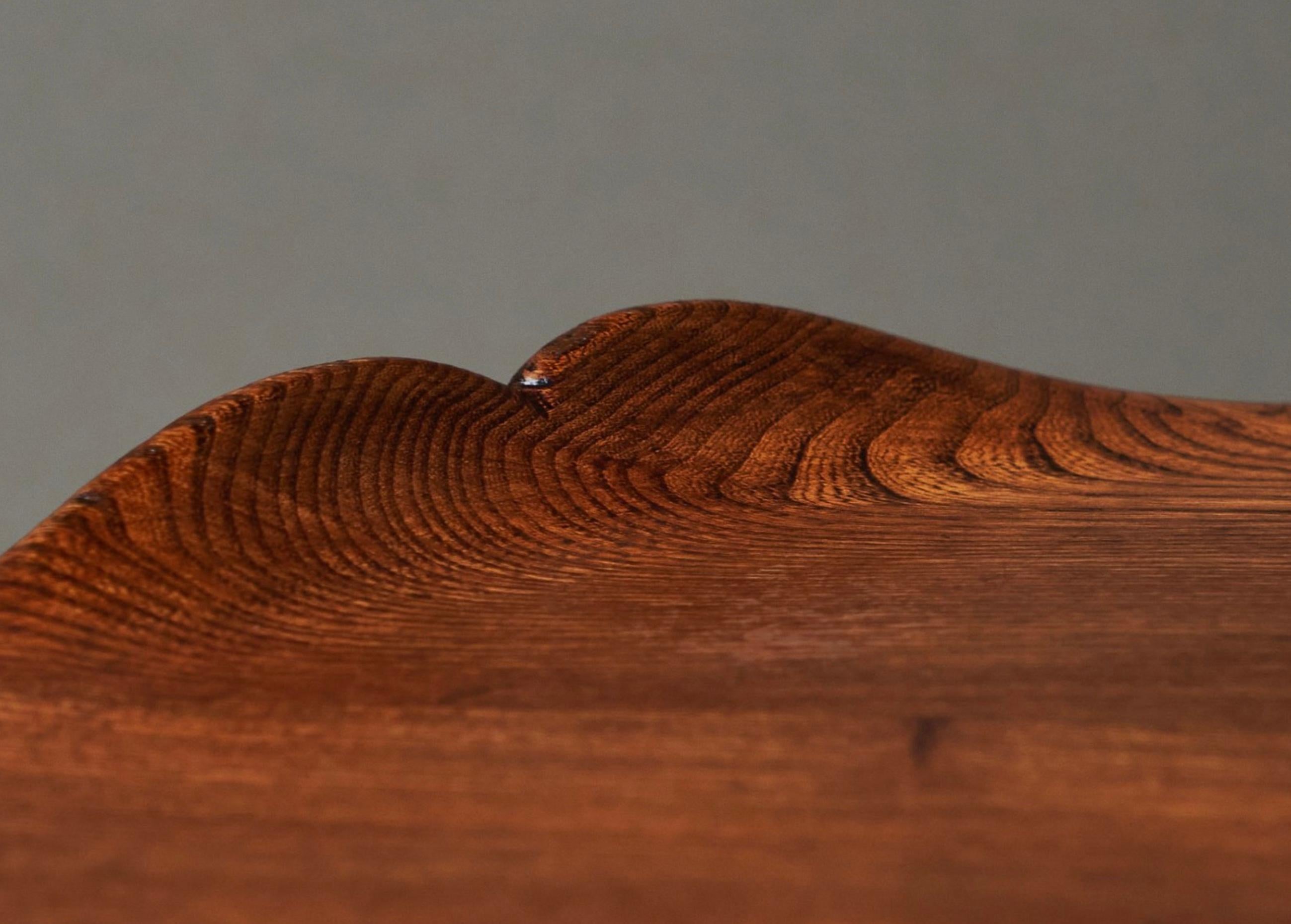Arts and Crafts F. Parker & Sons Table basse festonnée en chêne massif sculpté Début du 20e siècle en vente