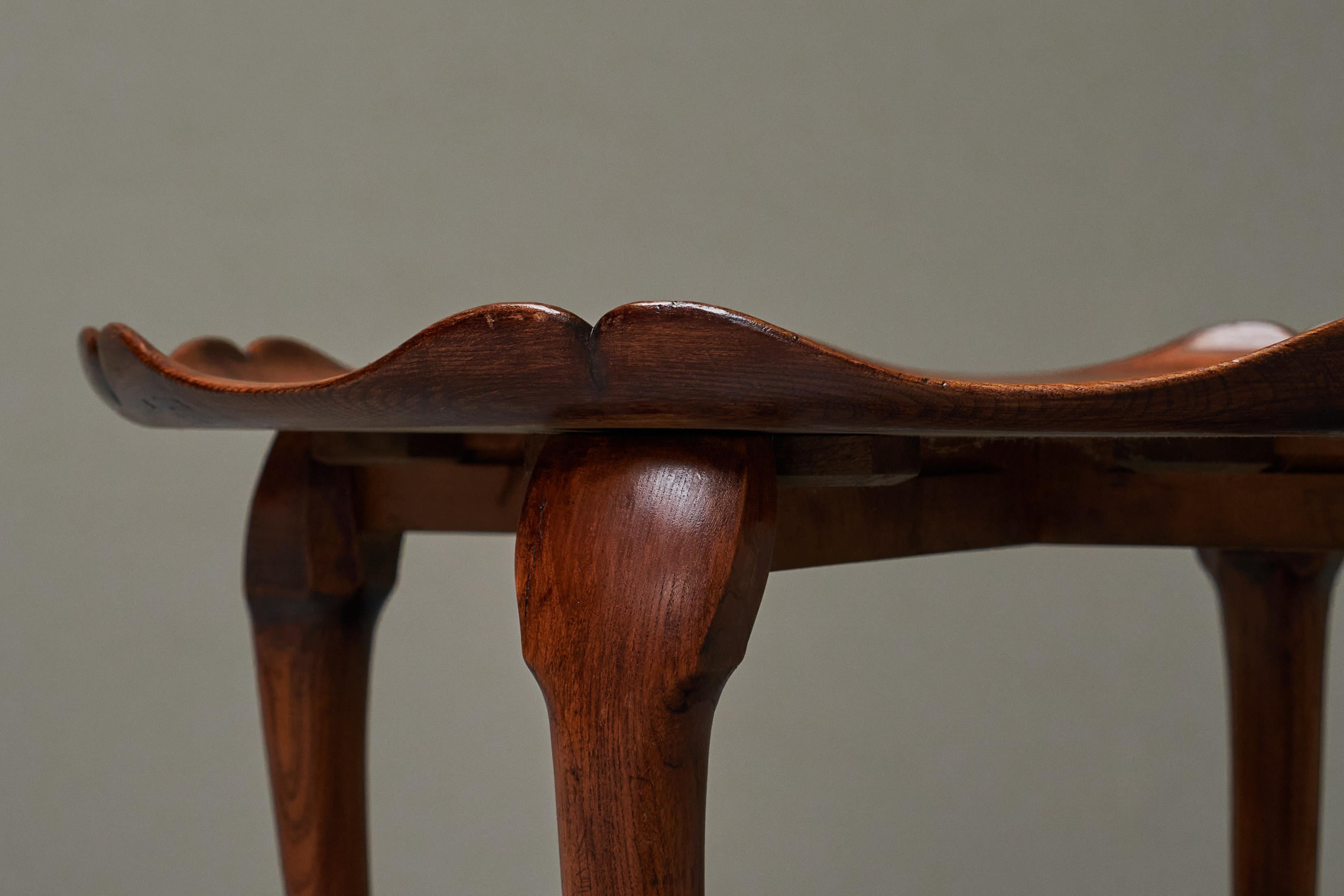 Britannique F. Parker & Sons Table basse festonnée en chêne massif sculpté Début du 20e siècle en vente