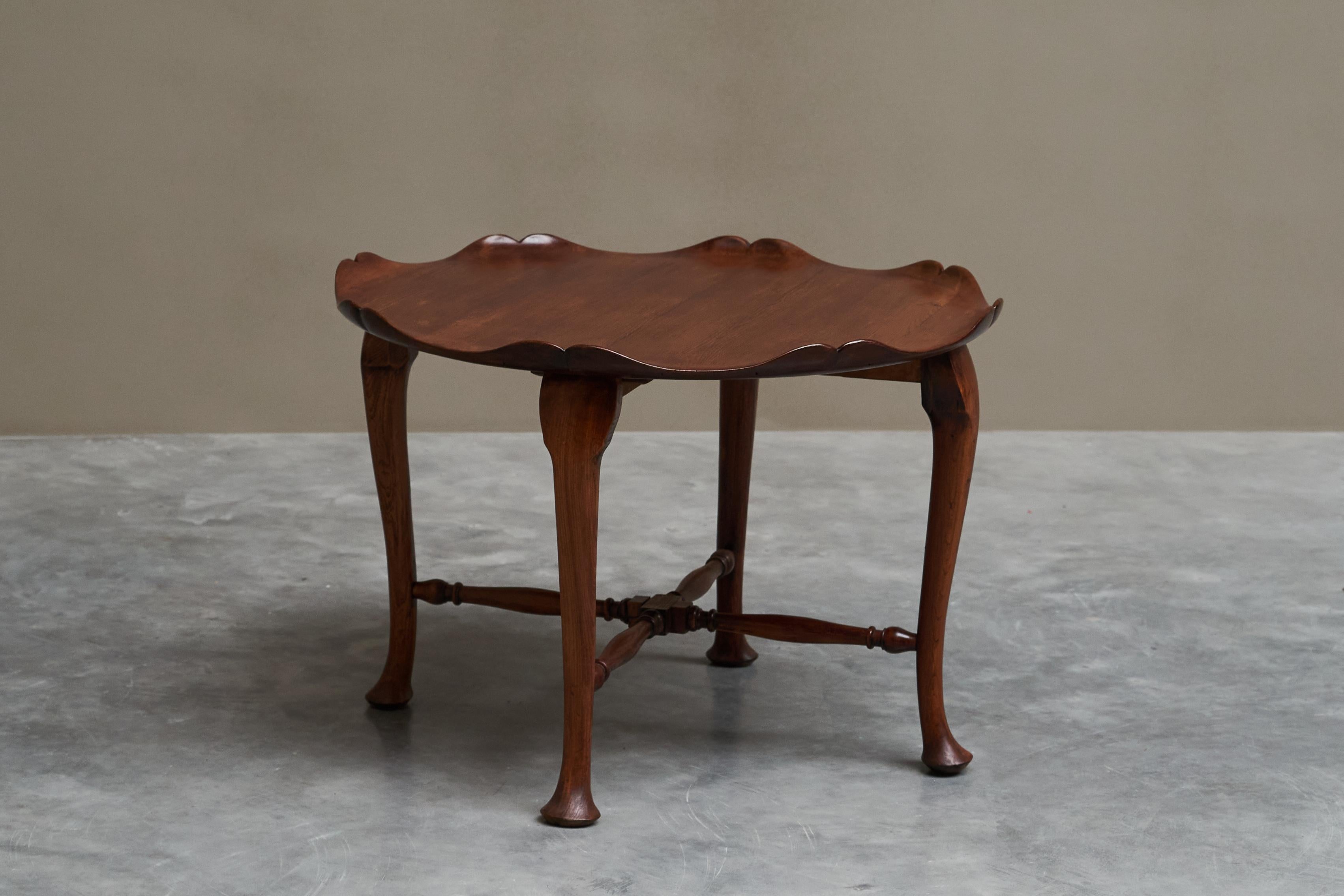 Sculpté à la main F. Parker & Sons Table basse festonnée en chêne massif sculpté Début du 20e siècle en vente