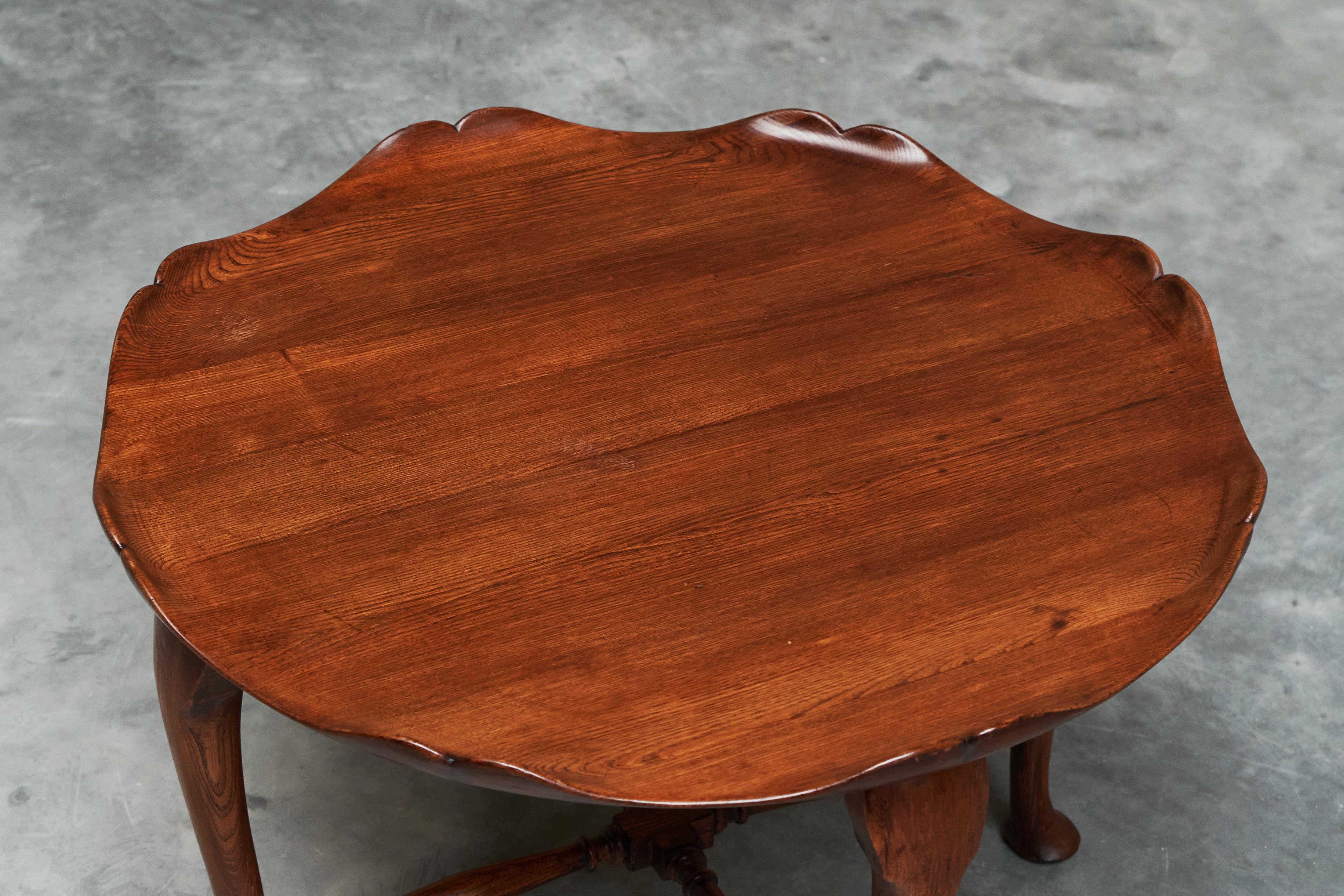 F. Parker & Sons Table basse festonnée en chêne massif sculpté Début du 20e siècle Bon état - En vente à Meer, VAN