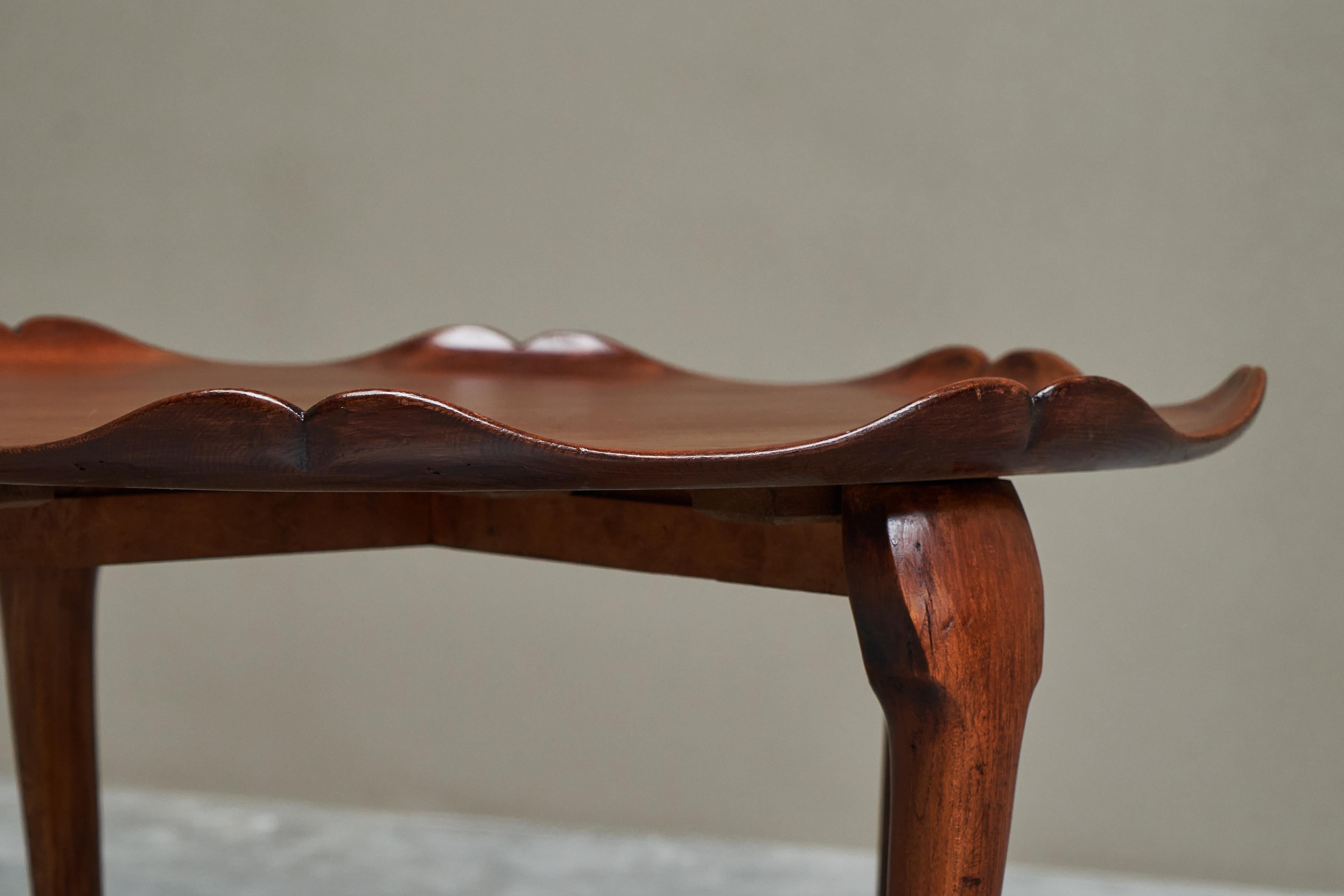 20ième siècle F. Parker & Sons Table basse festonnée en chêne massif sculpté Début du 20e siècle en vente