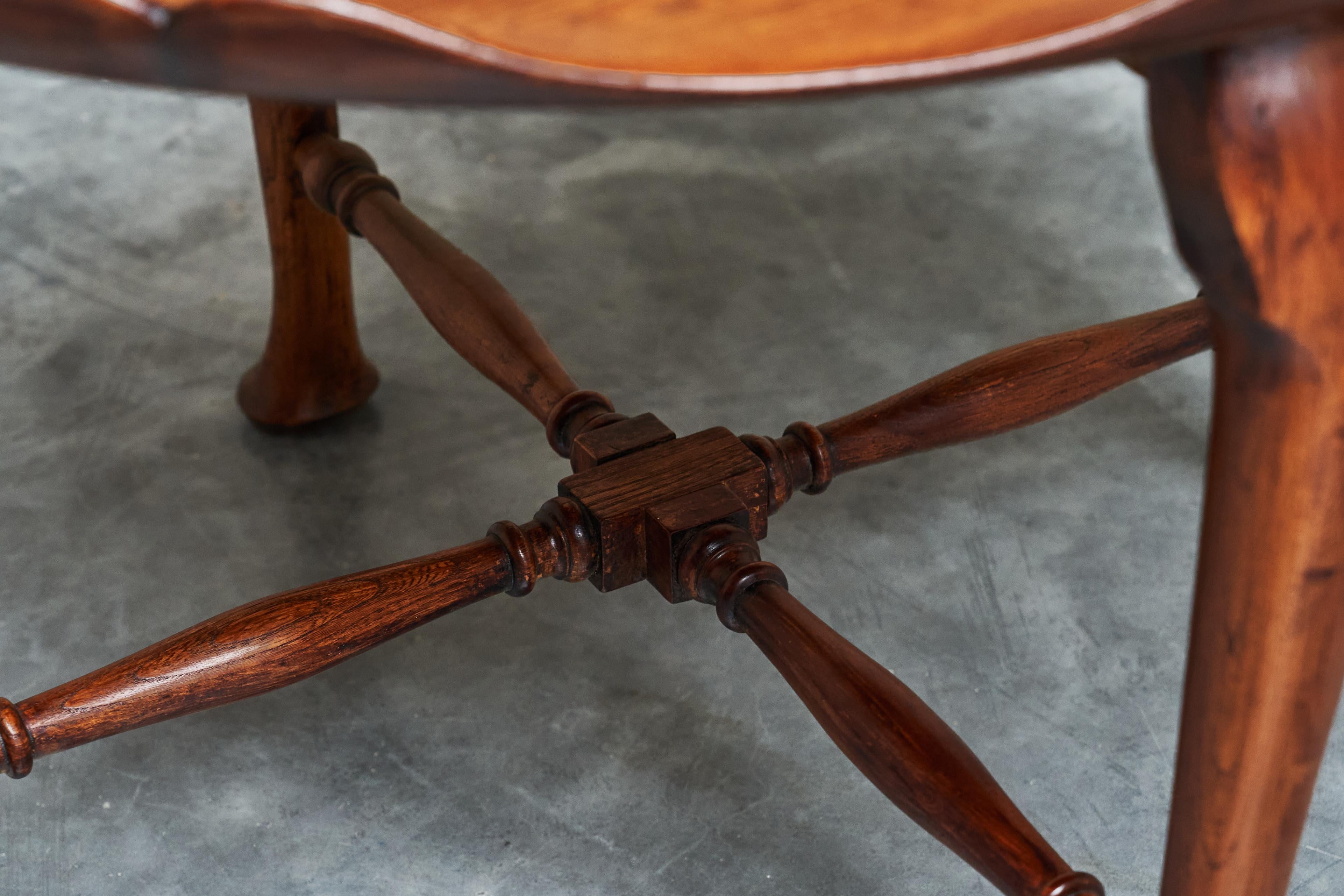 Chêne F. Parker & Sons Table basse festonnée en chêne massif sculpté Début du 20e siècle en vente