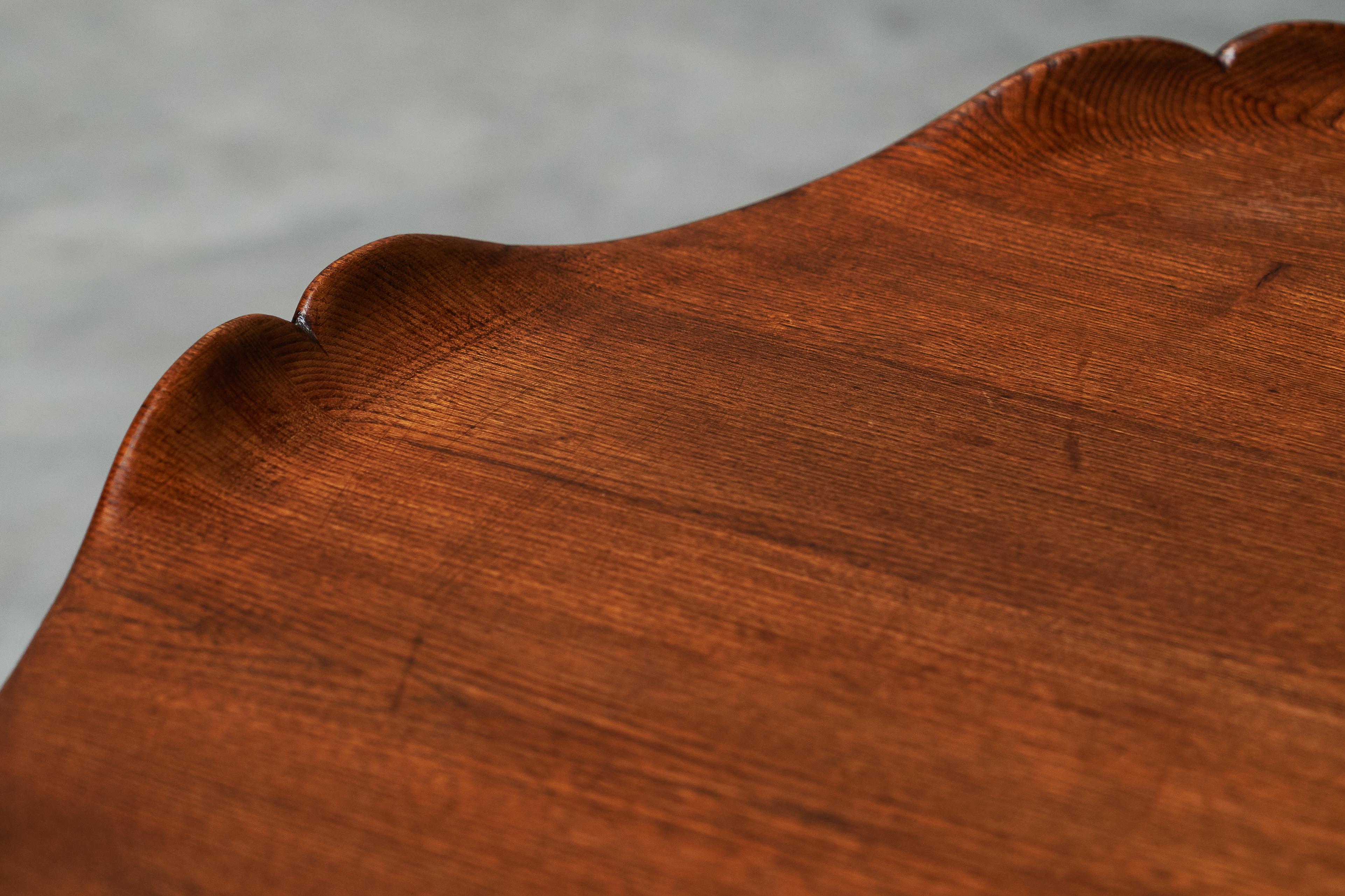 F. Parker & Sons Table basse festonnée en chêne massif sculpté Début du 20e siècle en vente 1