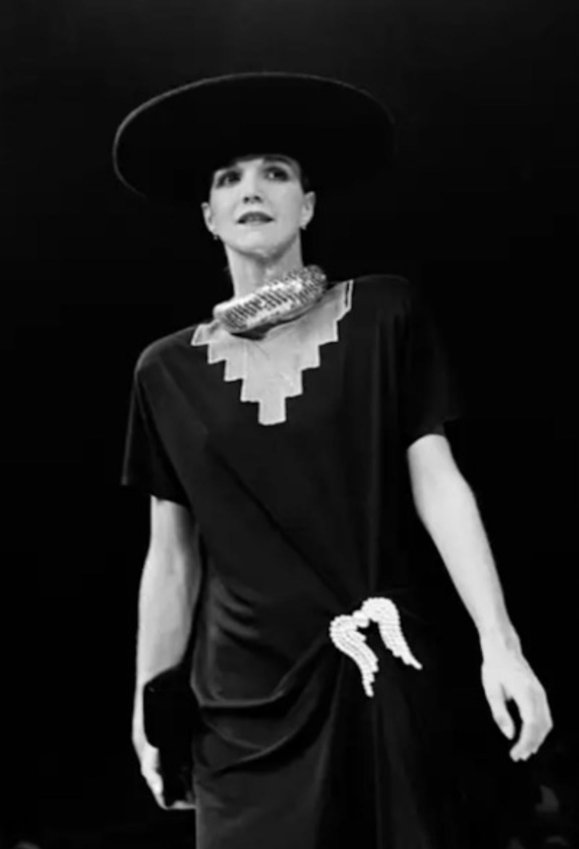 Présentation d'une magnifique robe noire en crêpe de chine Chloé, créée par Karl Lagerfeld. Issue de la collection automne-hiver 1979, cette robe à manches courtes a fait ses débuts sur le podium de la saison. Cette robe légère et semi-transparente