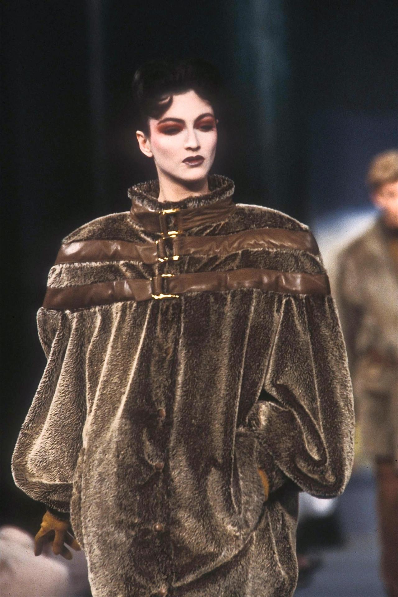 F/W 1983 Thierry Mugler Faux Fur Brown Leather Trim Oversized Double Breast Coat In Excellent Condition For Sale In West Hollywood, CA