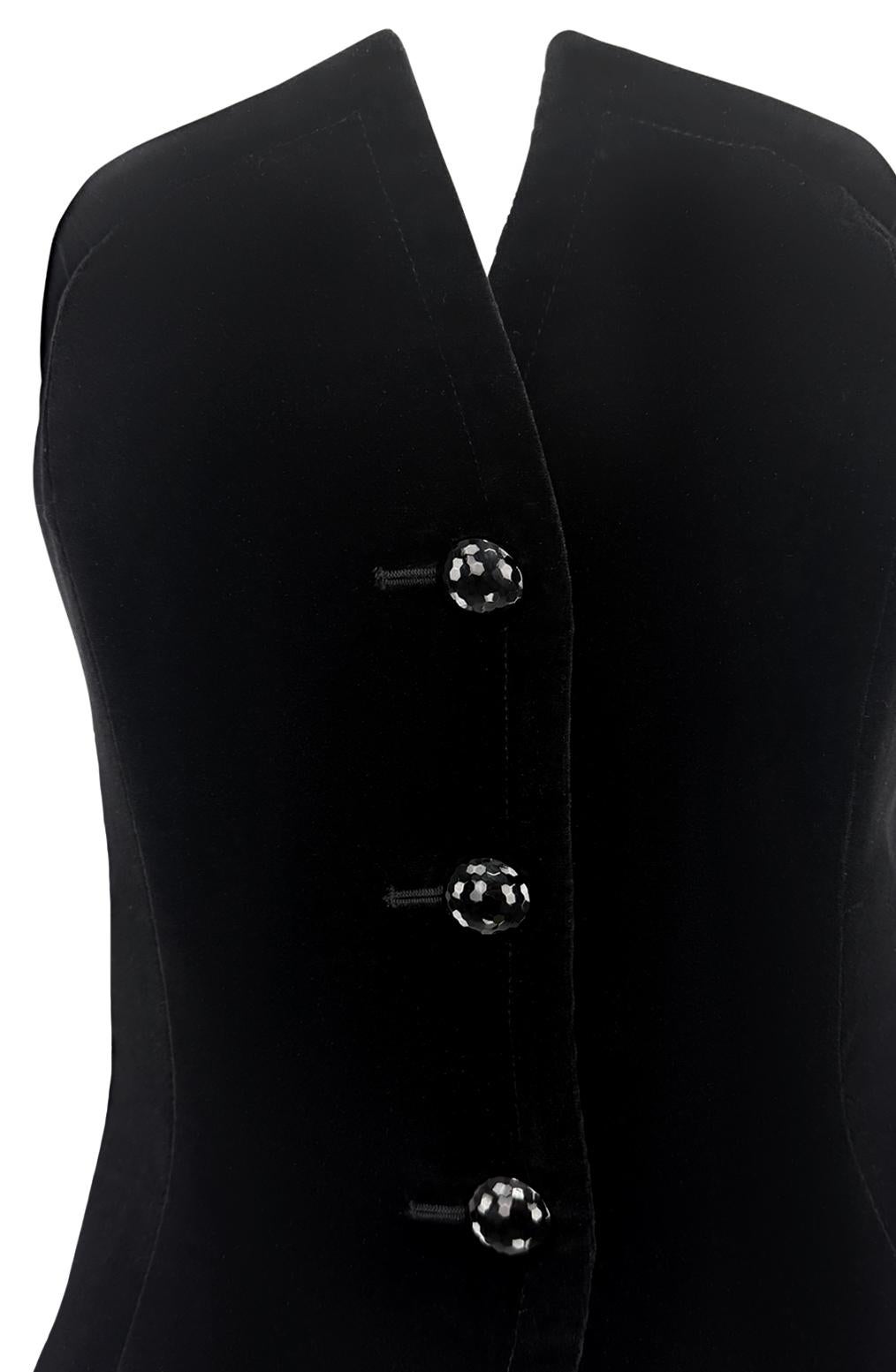 Nero Saint Laurent Runway A/I 1985 - Top in velluto nero con spalline e senza bottoni in vendita