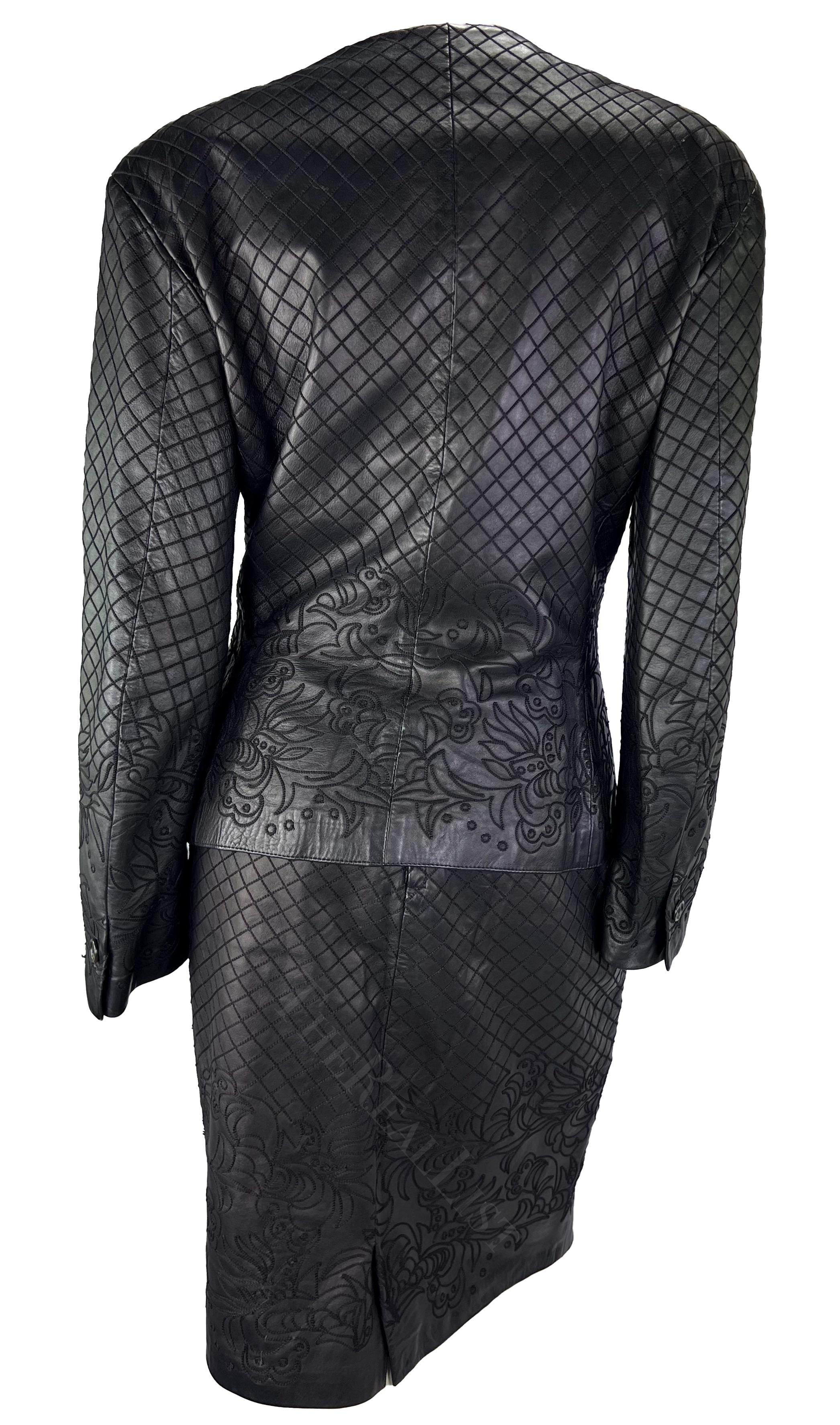 F/W 1986 Gianni Versace Runway Ensemble de jupes en cuir noir brodé de fleurs Pour femmes en vente