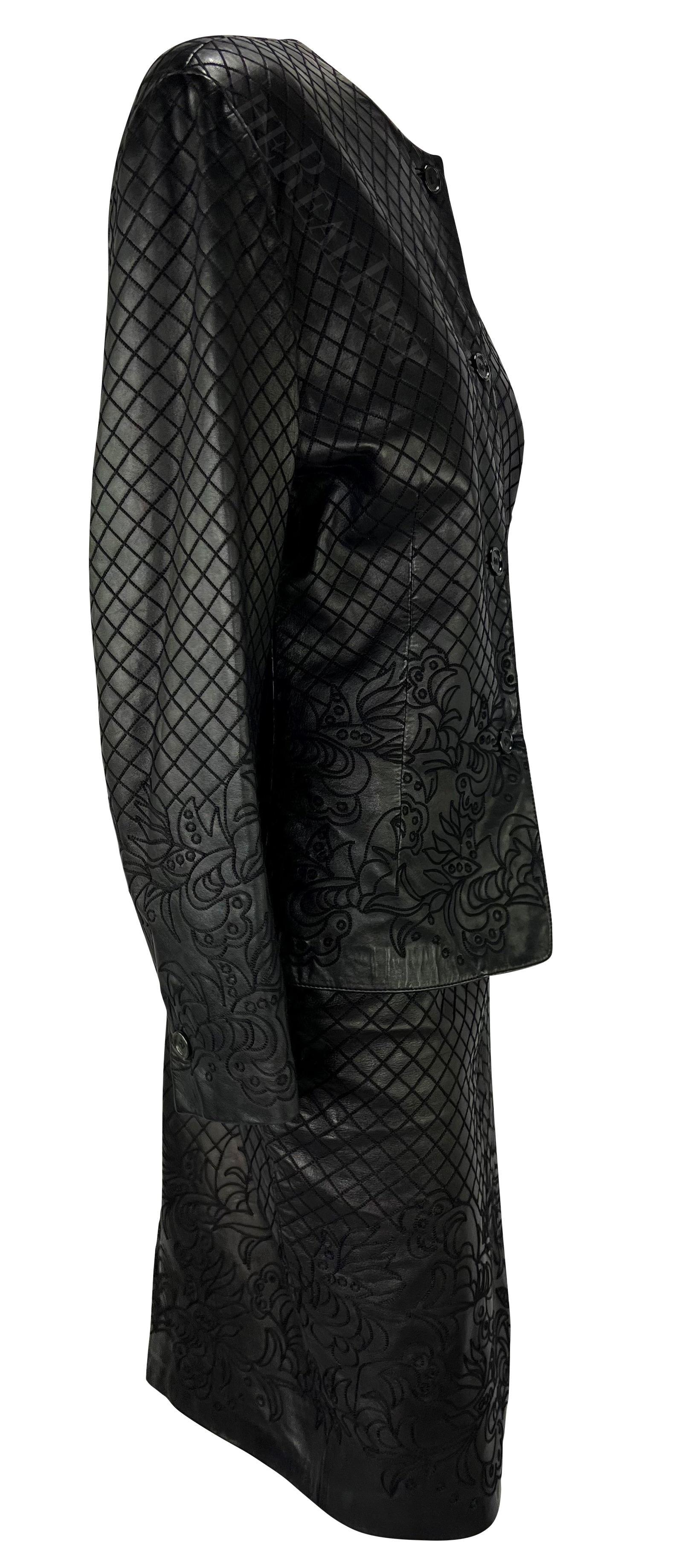 F/W 1986 Gianni Versace Runway Ensemble de jupes en cuir noir brodé de fleurs en vente 1