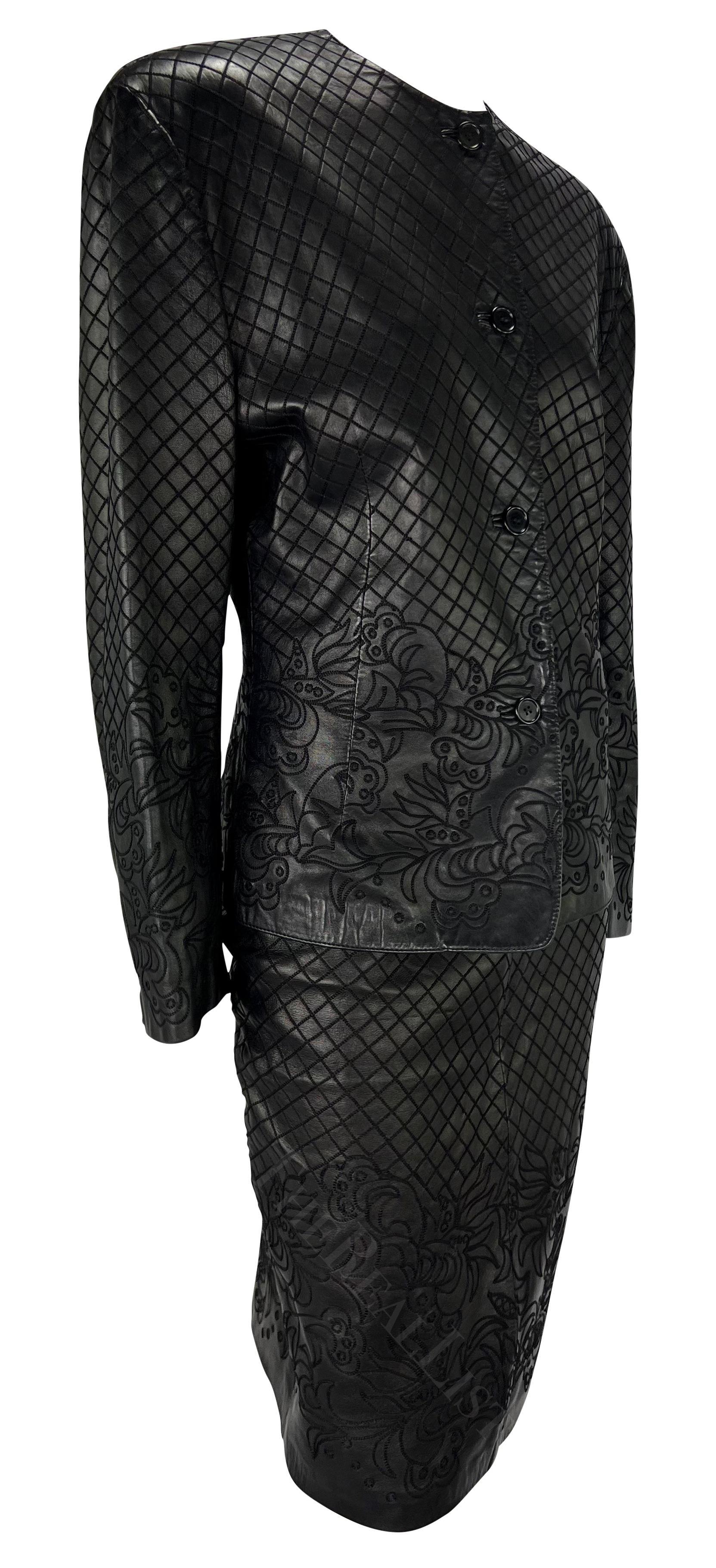 F/W 1986 Gianni Versace Runway Ensemble de jupes en cuir noir brodé de fleurs en vente 2