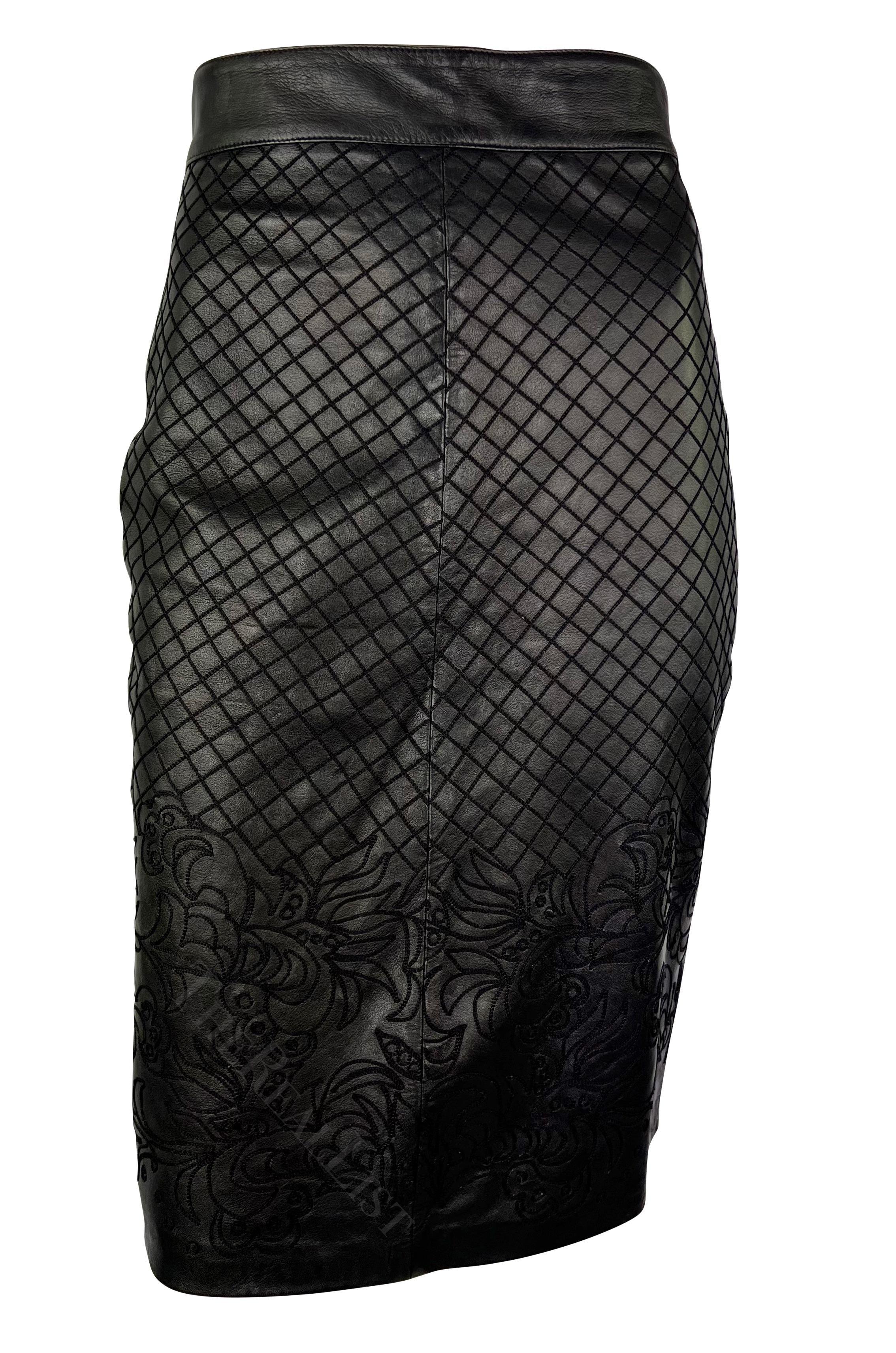 F/W 1986 Gianni Versace Runway Ensemble de jupes en cuir noir brodé de fleurs en vente 3