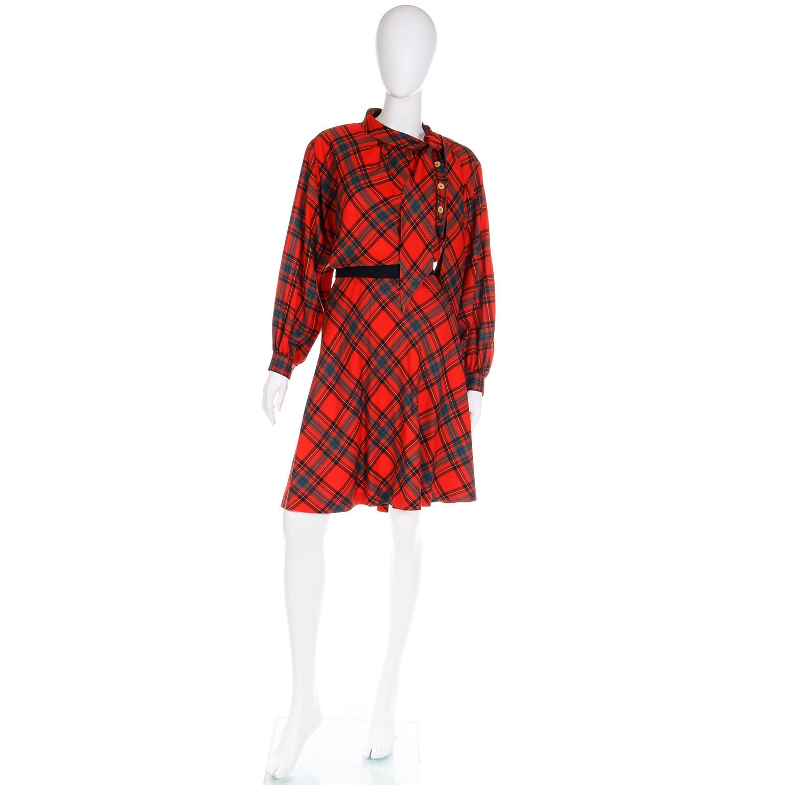 This vintage Fall / Winter 1987 Yves Saint Laurent outfit is a great testament to the staying power of Saint Laurent's impeccable style. When paired with modern accessories and shoes, this outfit looks contemporary and super sophisticated while