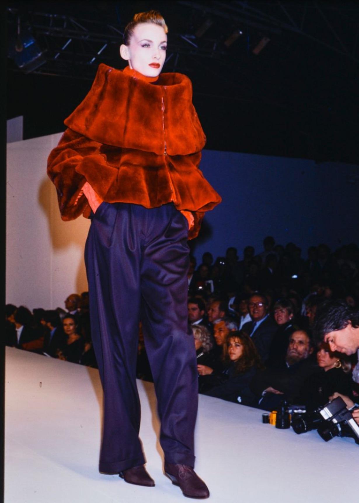 Ti presentiamo una splendida pelliccia oversize rossa di Claude Montana. Dalla collezione Autunno/Inverno 1988, questo cappotto ha debuttato sulla passerella della stagione ed è stato anche messo in evidenza nella campagna pubblicitaria della