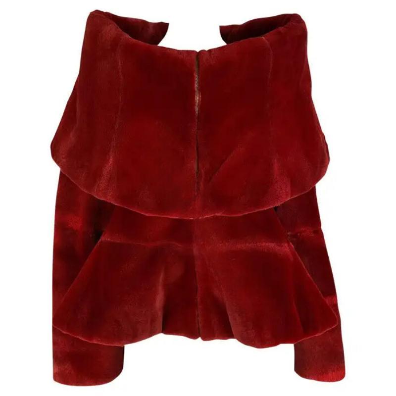 F/W 1988 Claude Montana Runway Manteau de fourrure rouge profond à col surdimensionné et évasé en vente