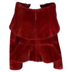 F/W 1988 Claude Montana Laufsteg Tiefroter Pelzmantel mit übergroßem Kragen und Flare