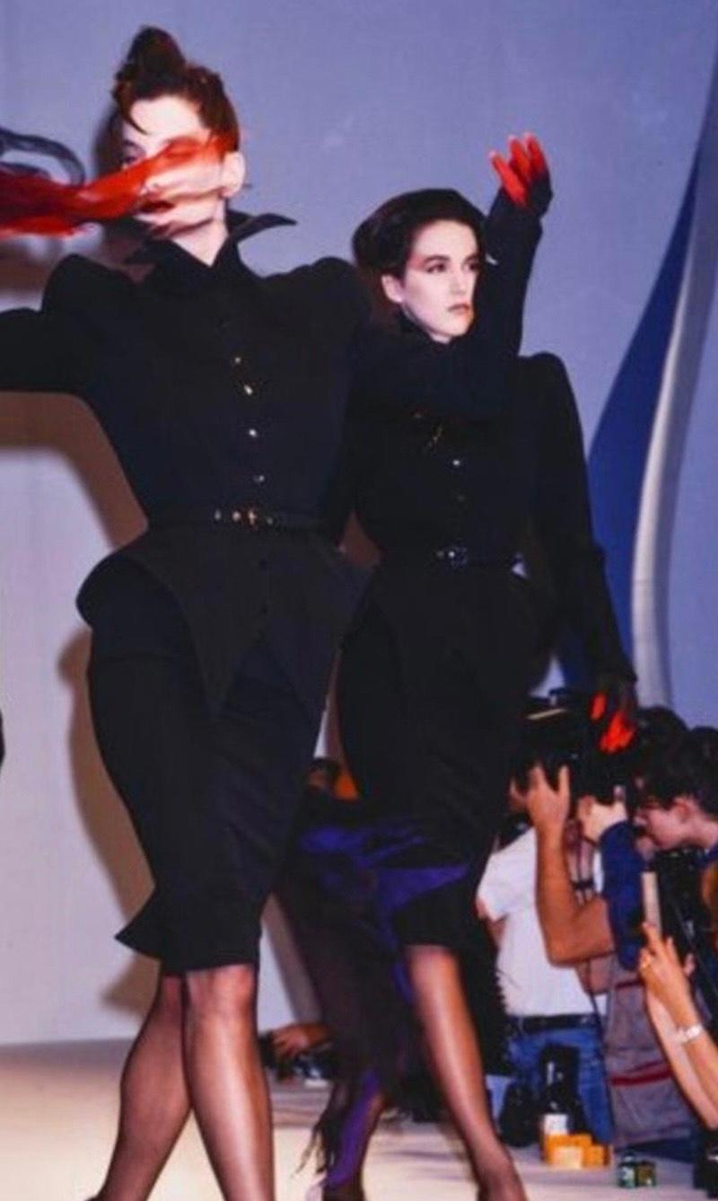 Women's F/W 1988 Thierry Mugler Black Les Infernales Structural Runway Jacket For Sale