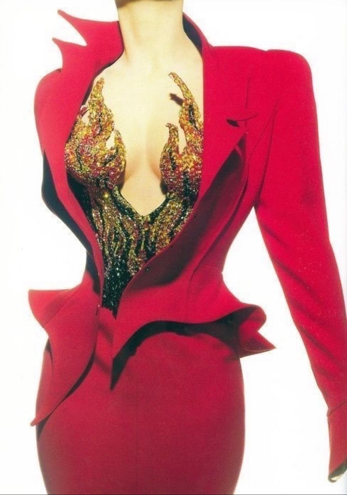 Le musée Thierry Mugler rouge « Les Infernales », A/H 1988  Combinaison jupe rouge flamboyant en vente 1