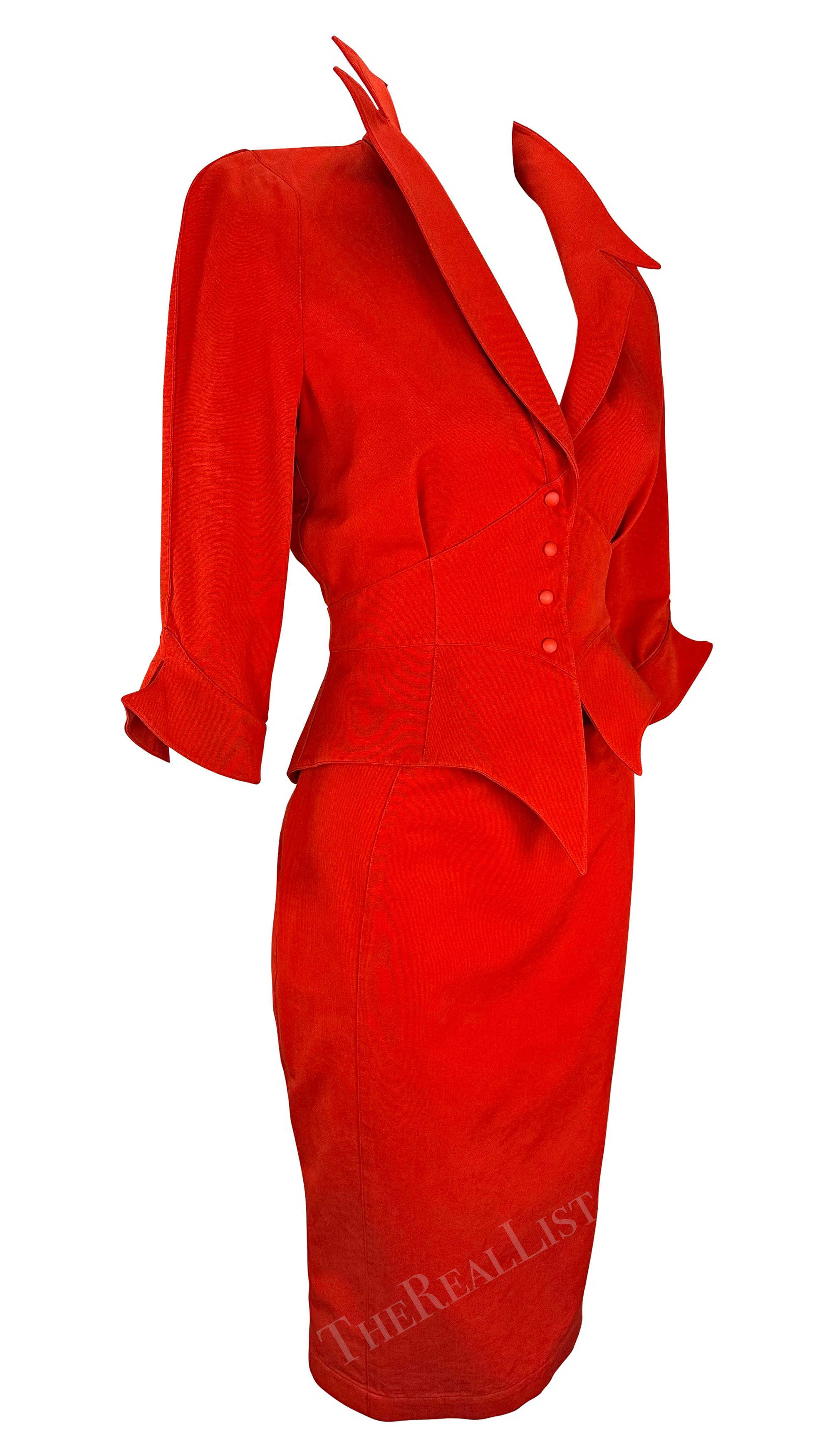 Le musée Thierry Mugler rouge « Les Infernales », A/H 1988  Combinaison jupe rouge flamboyant en vente 3