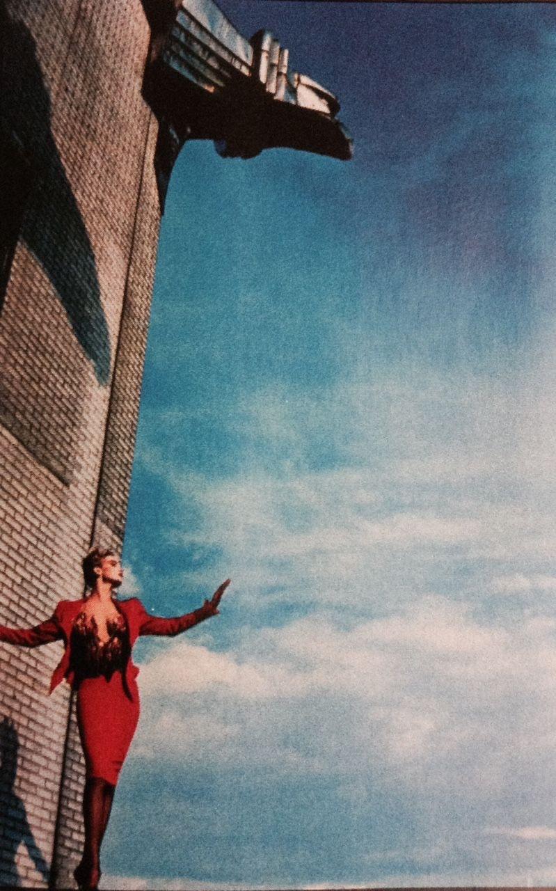 Le musée Thierry Mugler rouge « Les Infernales », A/H 1988  Combinaison jupe rouge flamboyant en vente 4