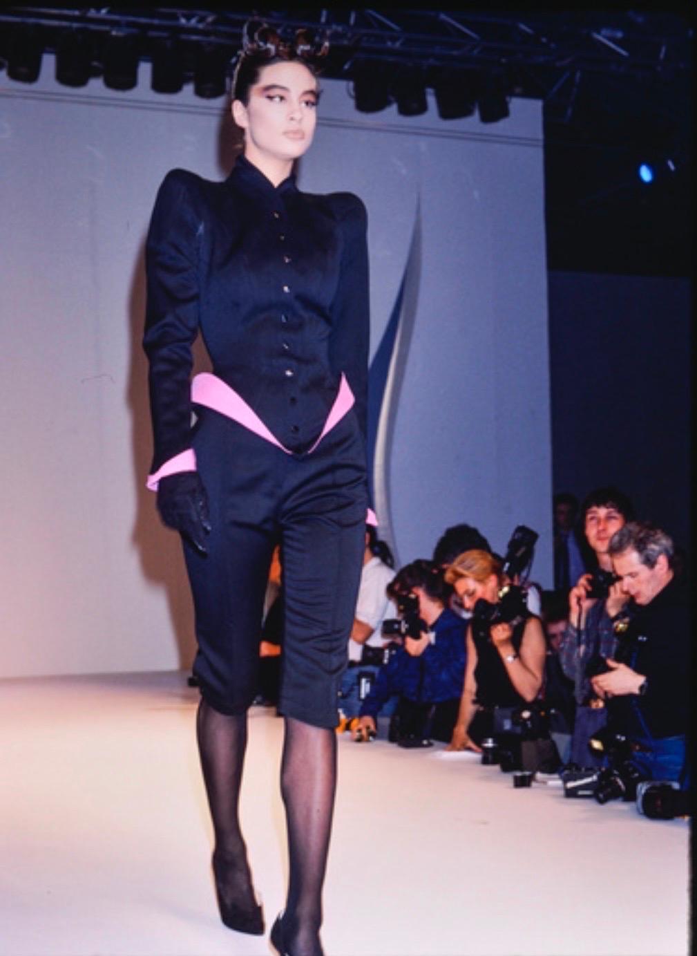 F/W 1988 Thierry Mugler Lila Futuristische Les Infernales Skulpturale Jacke im Zustand „Hervorragend“ im Angebot in Concord, NC