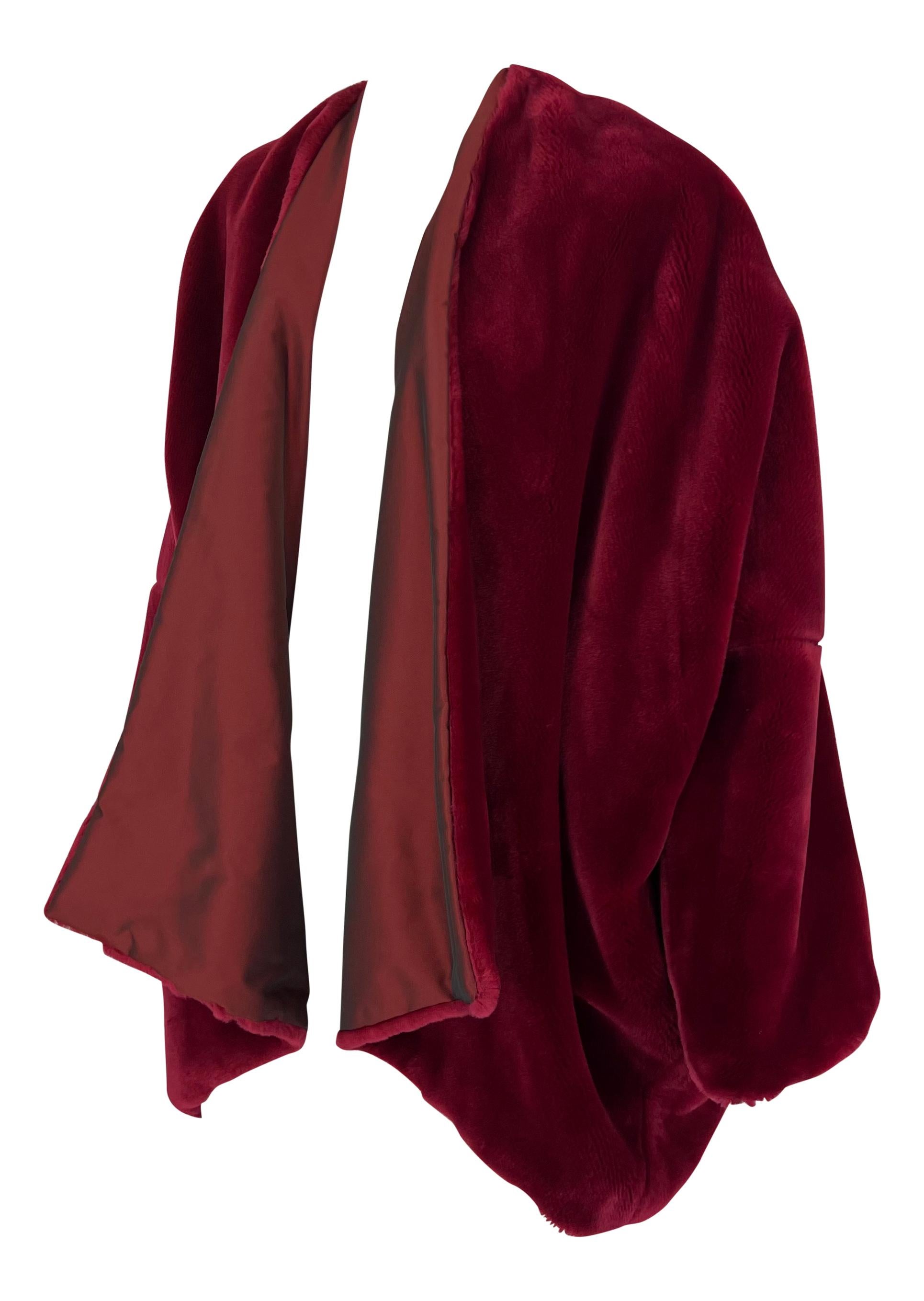Marrone A/I 1989 Dolce & Gabbana - Giacca con scialle oversize in finta pelliccia rosso mirtillo in vendita
