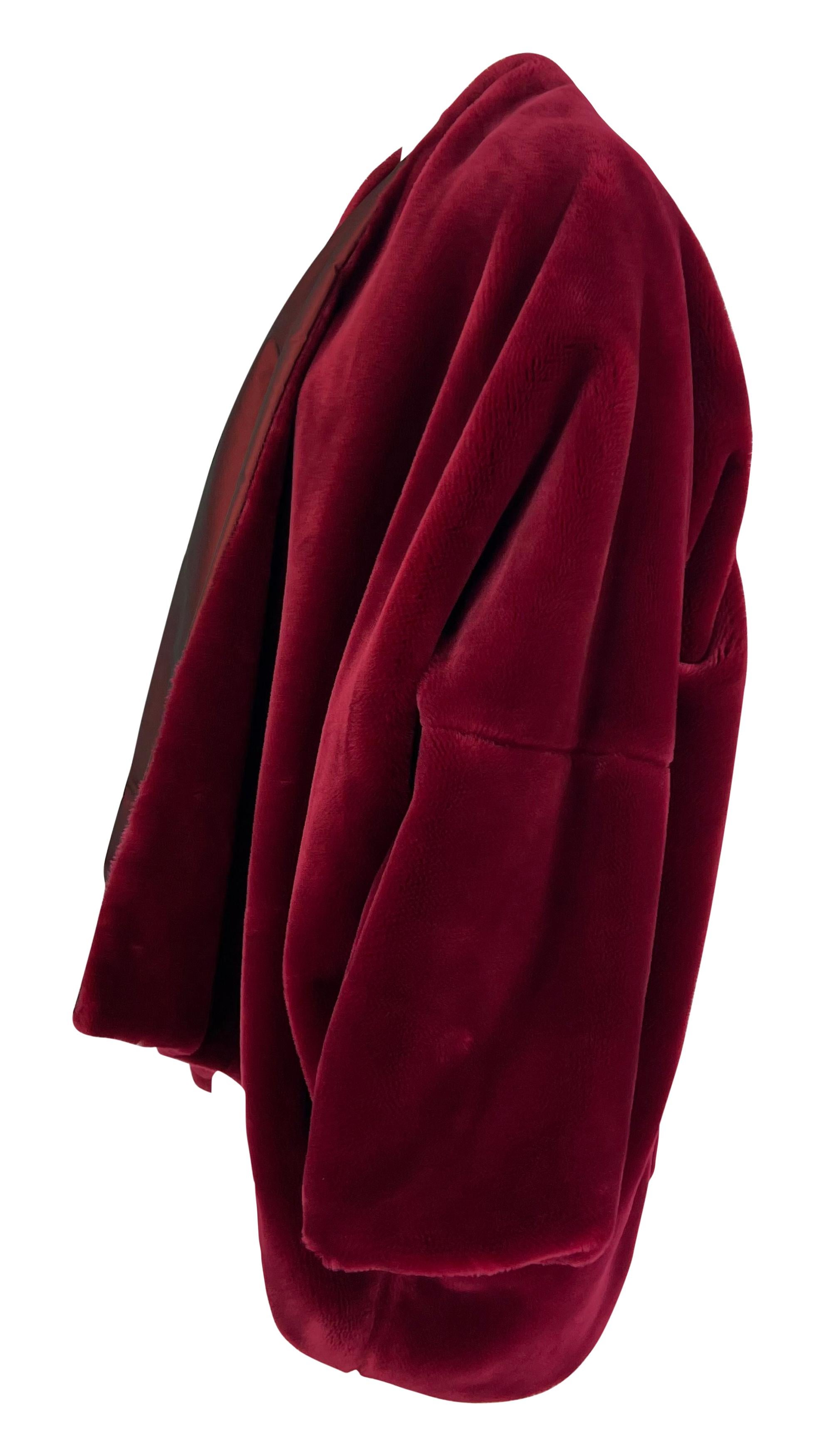A/I 1989 Dolce & Gabbana - Giacca con scialle oversize in finta pelliccia rosso mirtillo In condizioni ottime in vendita a West Hollywood, CA