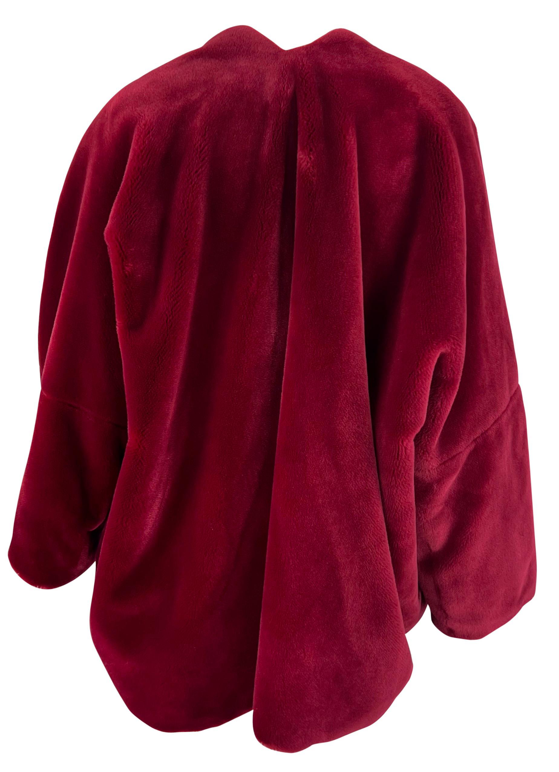 Donna A/I 1989 Dolce & Gabbana - Giacca con scialle oversize in finta pelliccia rosso mirtillo in vendita