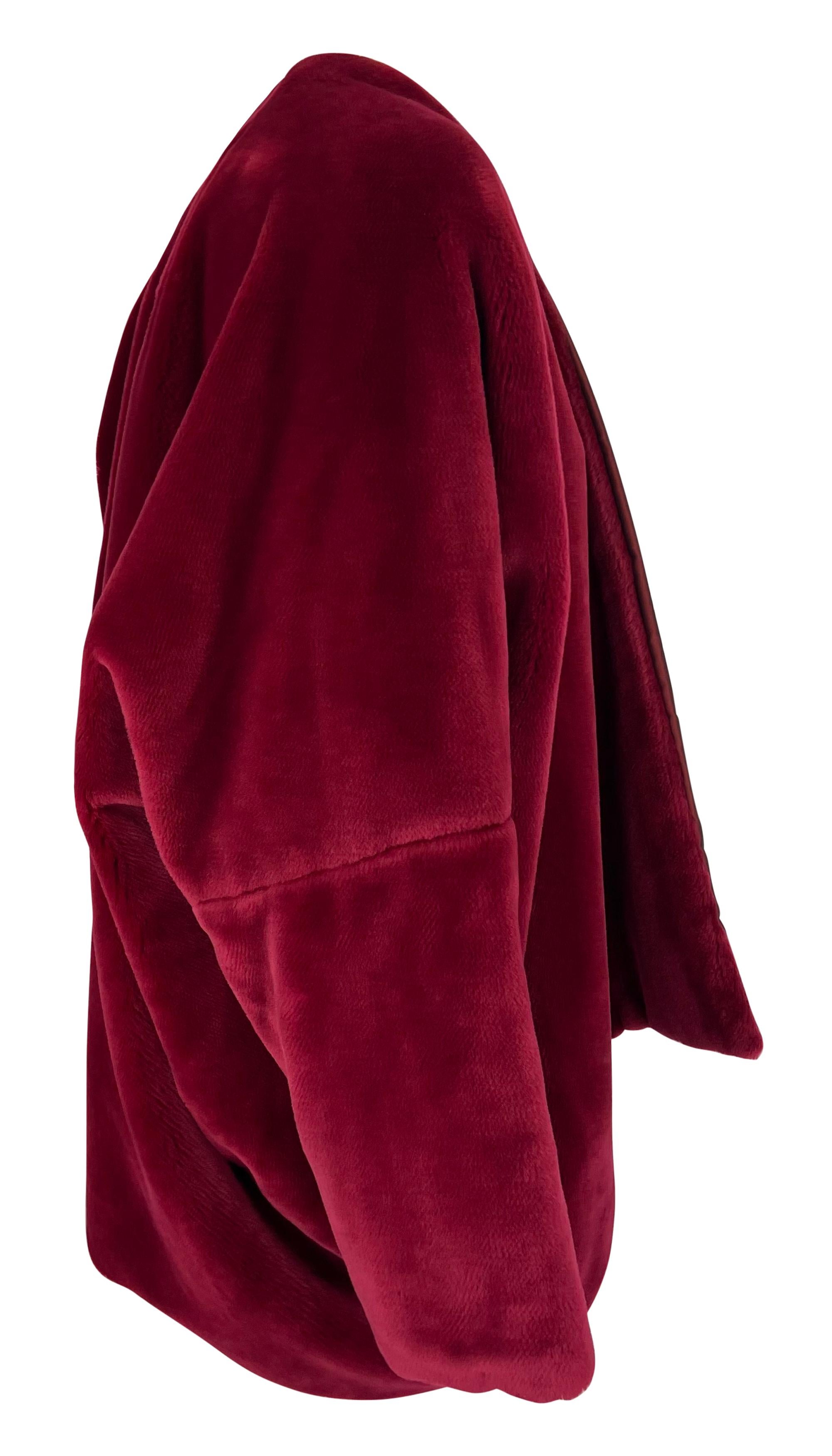 A/I 1989 Dolce & Gabbana - Giacca con scialle oversize in finta pelliccia rosso mirtillo in vendita 1