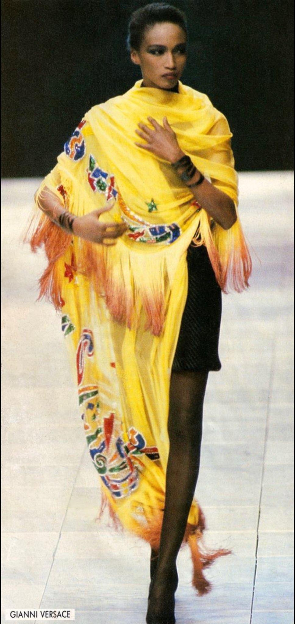 F/W 1989 Gianni Versace Runway Jaune Rhinestone Beaded Fringe Ombré Shawl Excellent état - En vente à West Hollywood, CA