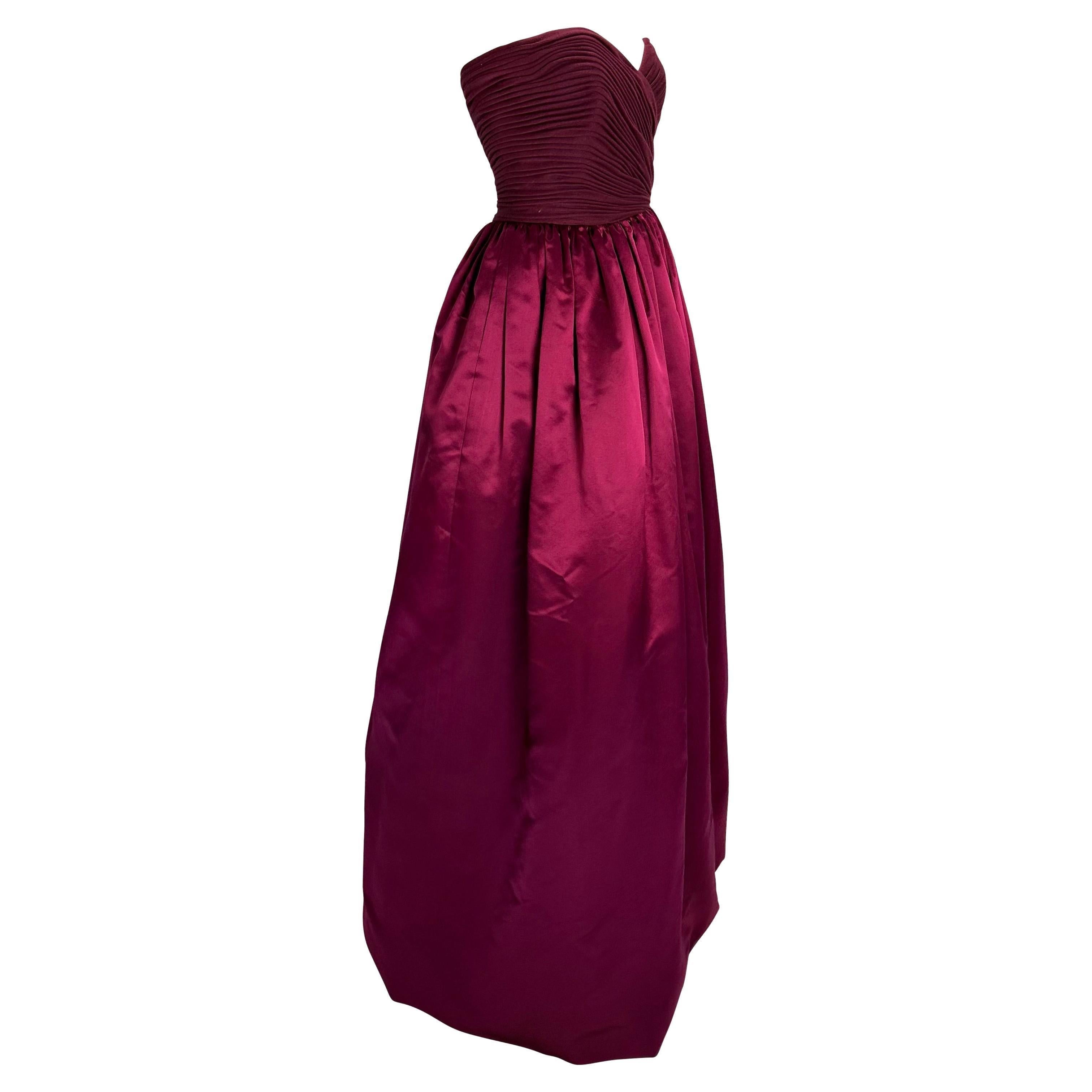 F/W 1989 Oscar De La Renta Laufsteg Cranberry Seidensatin gerüschtes trägerloses Kleid im Angebot 5