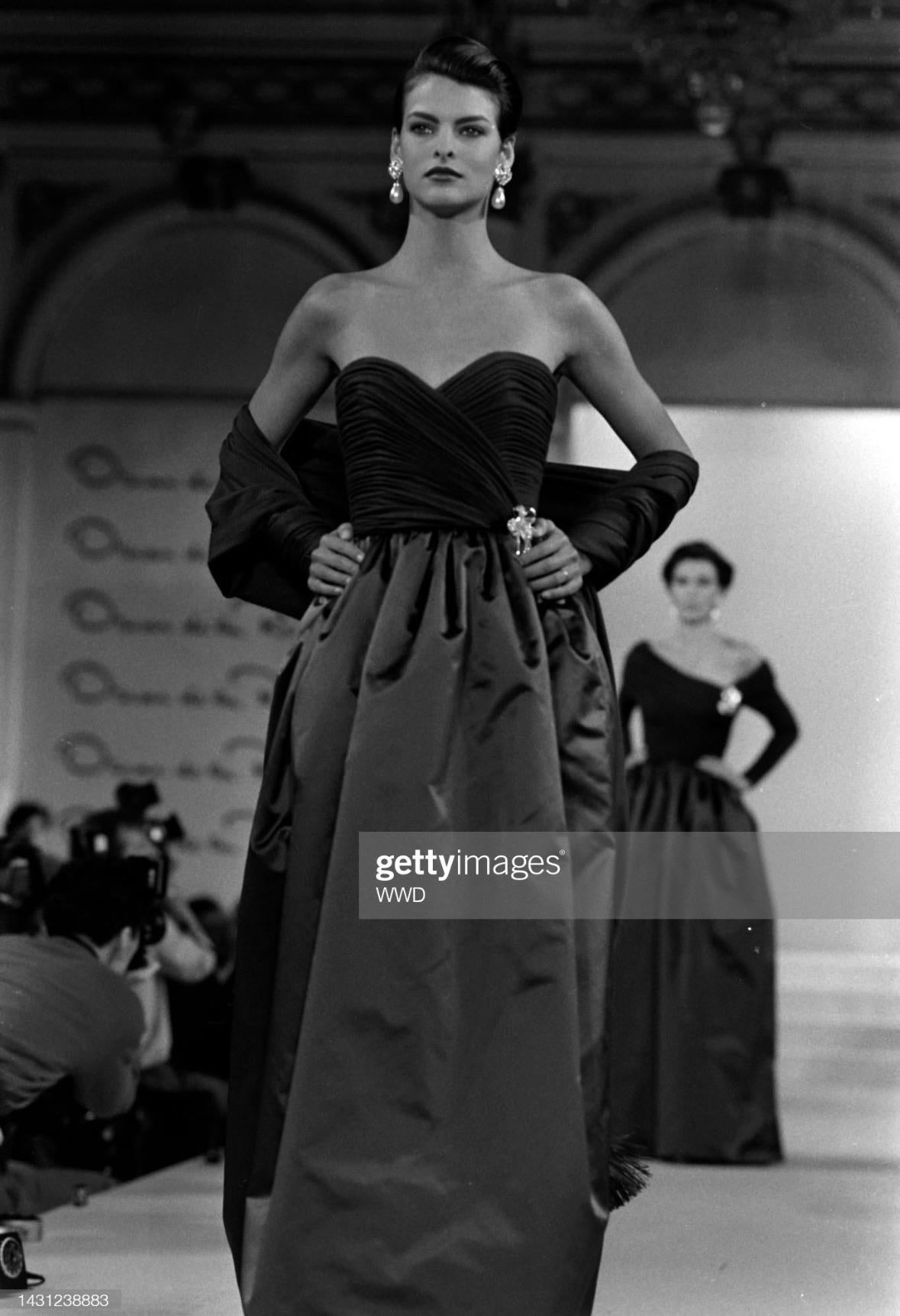 F/W 1989 Oscar de La Renta Runway Cranberry Silk Satin Ruched Strapless Gown In Excellent Condition For Sale In West Hollywood, CA