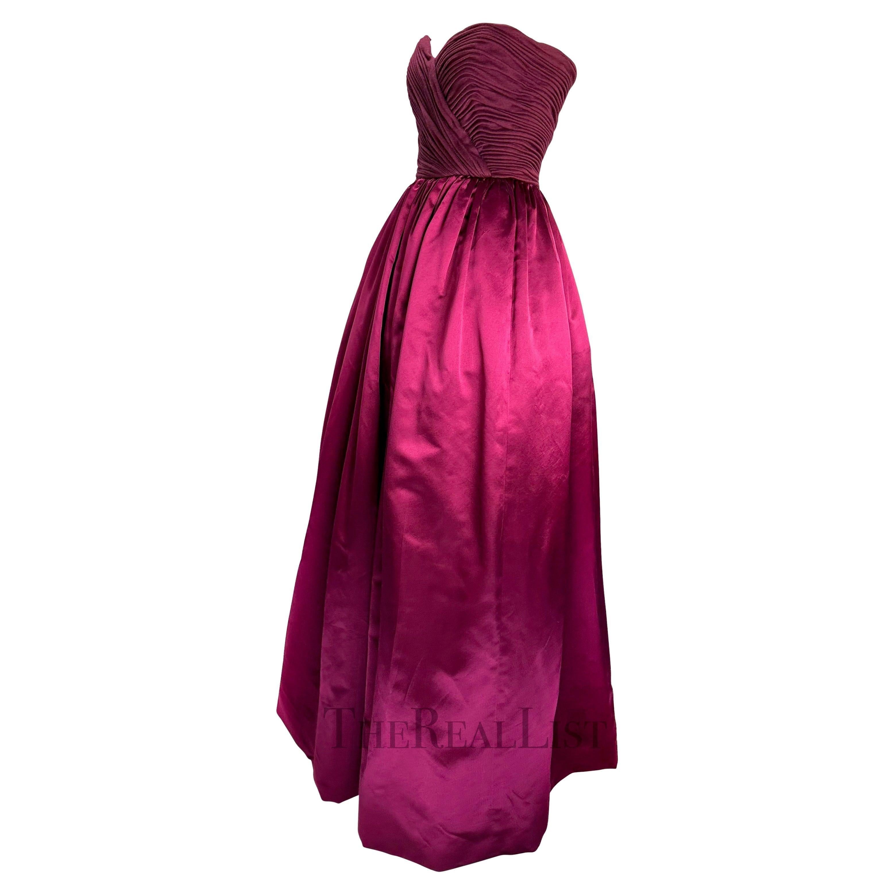 F/W 1989 Oscar De La Renta Laufsteg Cranberry Seidensatin gerüschtes trägerloses Kleid im Zustand „Hervorragend“ im Angebot in West Hollywood, CA