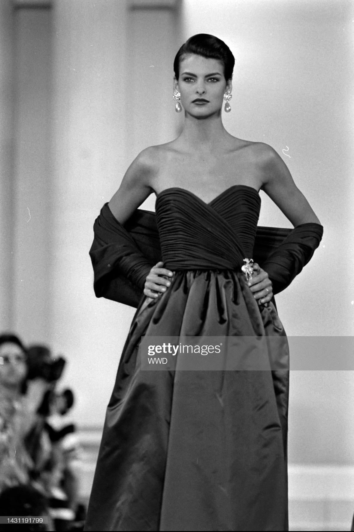F/W 1989 Oscar De La Renta Laufsteg Cranberry Seidensatin gerüschtes trägerloses Kleid Damen im Angebot