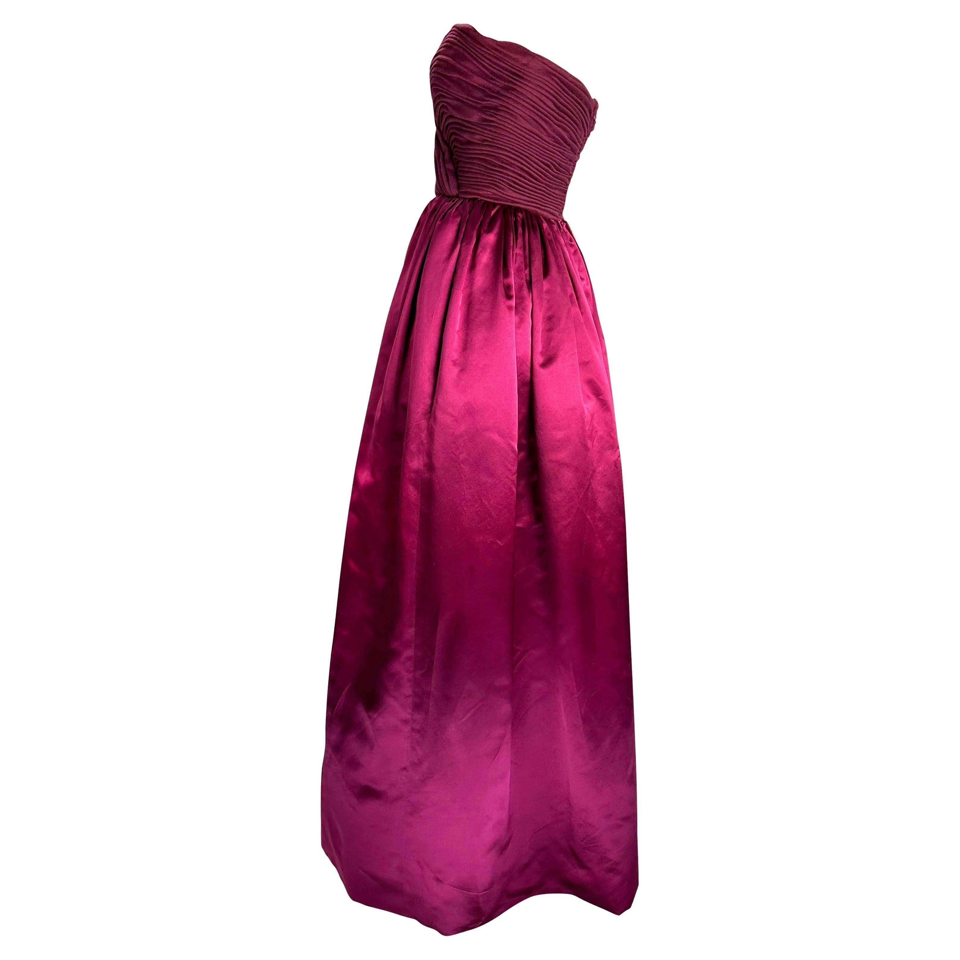 F/W 1989 Oscar De La Renta Laufsteg Cranberry Seidensatin gerüschtes trägerloses Kleid im Angebot 1