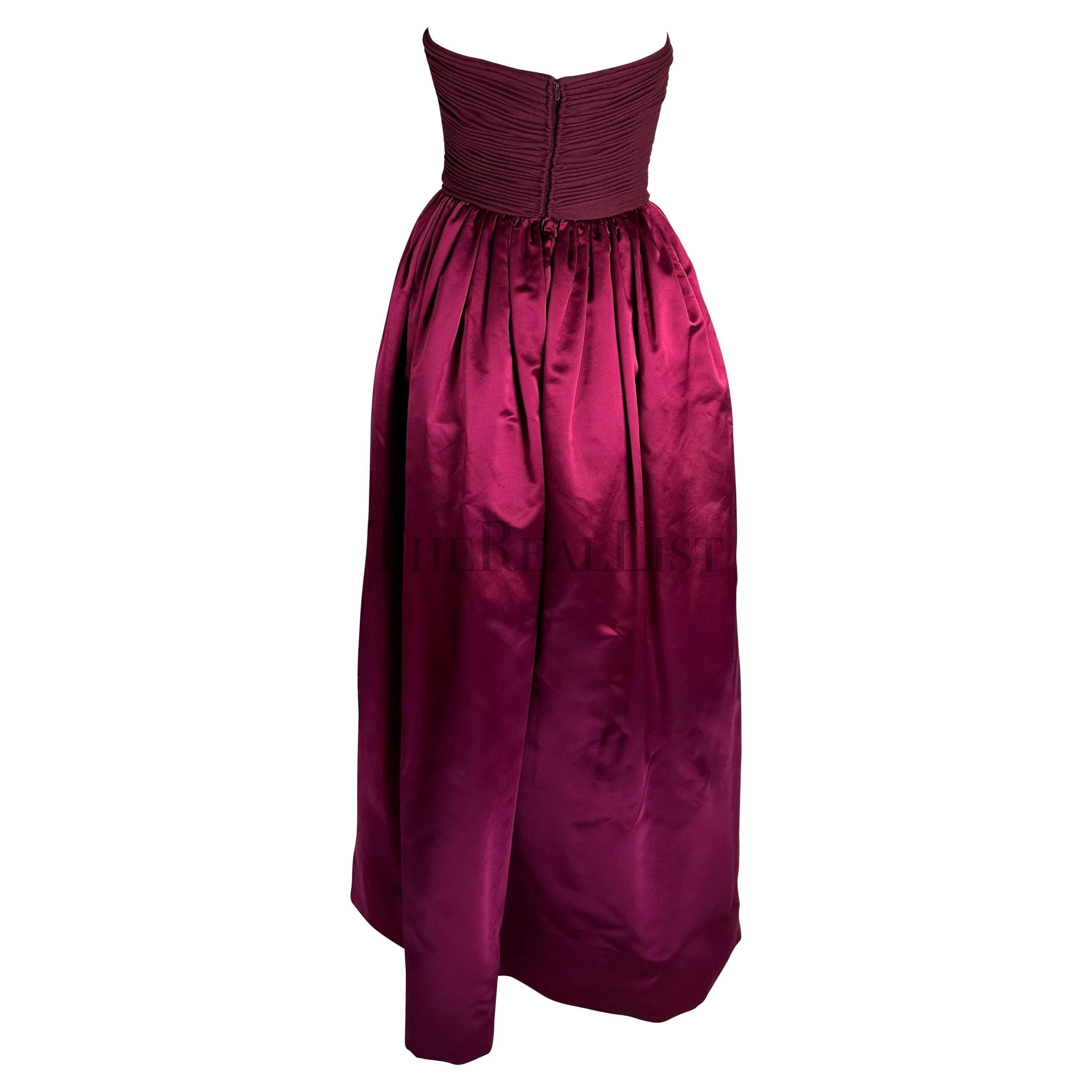 F/W 1989 Oscar De La Renta Laufsteg Cranberry Seidensatin gerüschtes trägerloses Kleid im Angebot 3