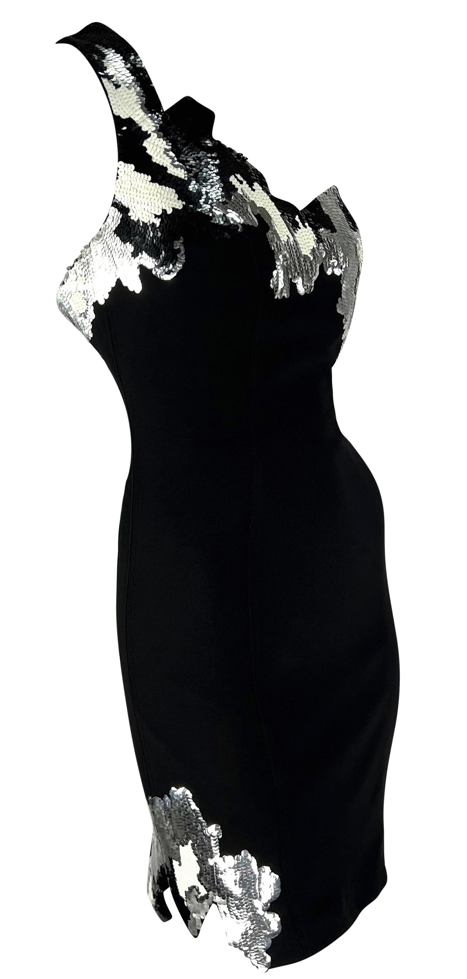 H/W 1989 Thierry Mugler Schwarz Weiß Silber Pailletten Asymmetrisches Kleid mit Jagdkante im Zustand „Hervorragend“ im Angebot in West Hollywood, CA