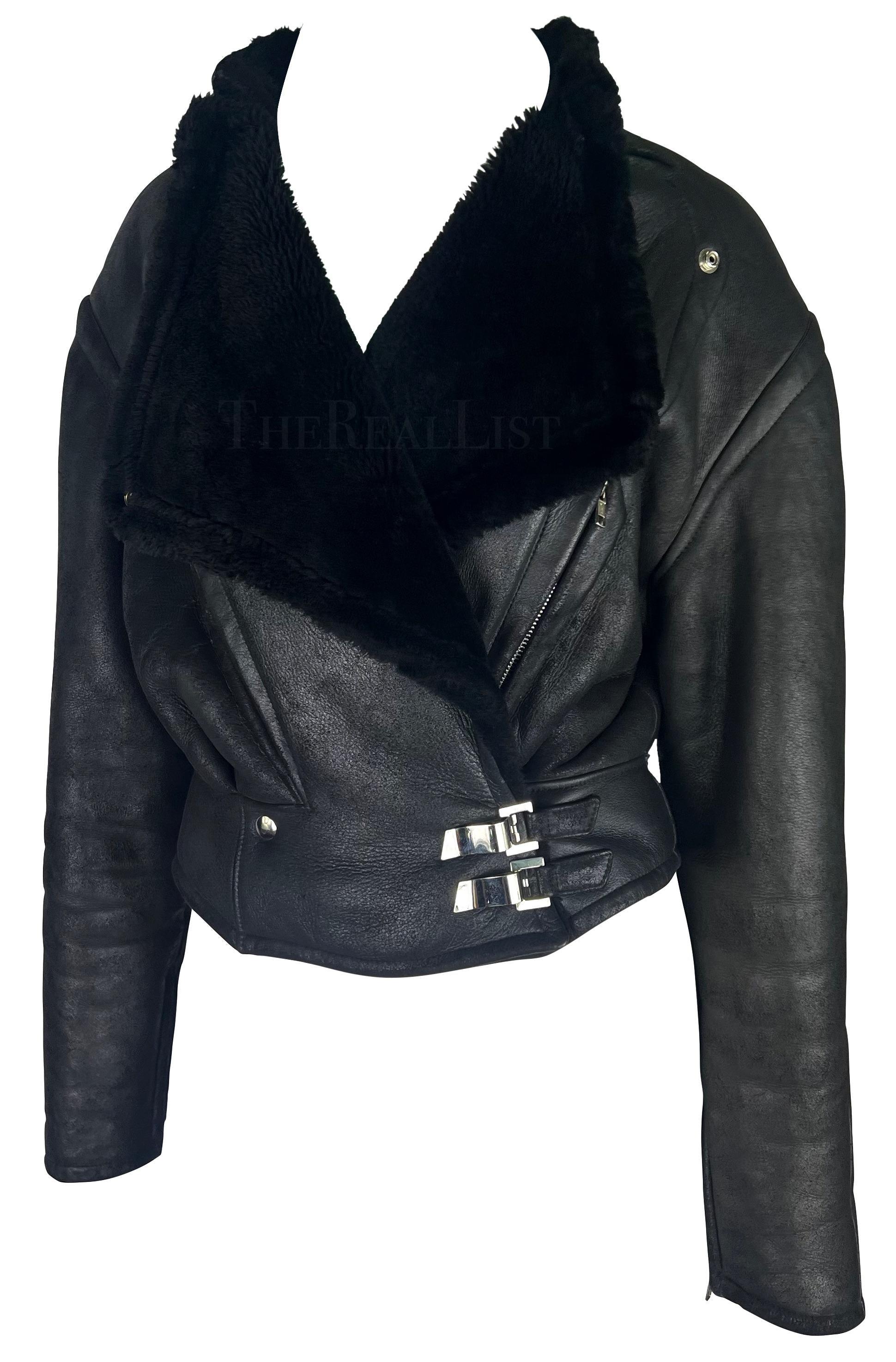 Ti presentiamo un'incredibile giacca da moto Thierry Mugler in shearling nero, disegnata da Manfred Mugler. Dalla sua iconica collezione Autunno/Inverno 1989 